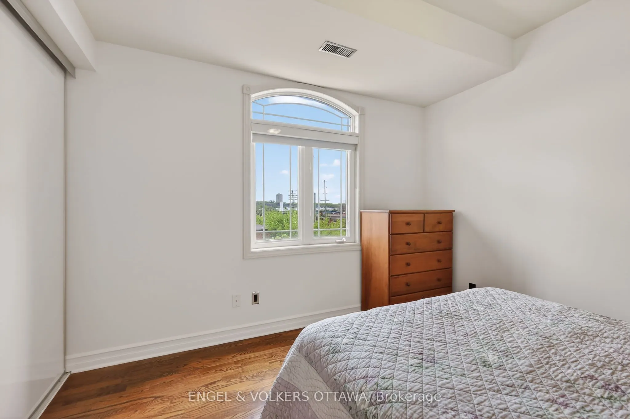 711 Churchill Avenue #401