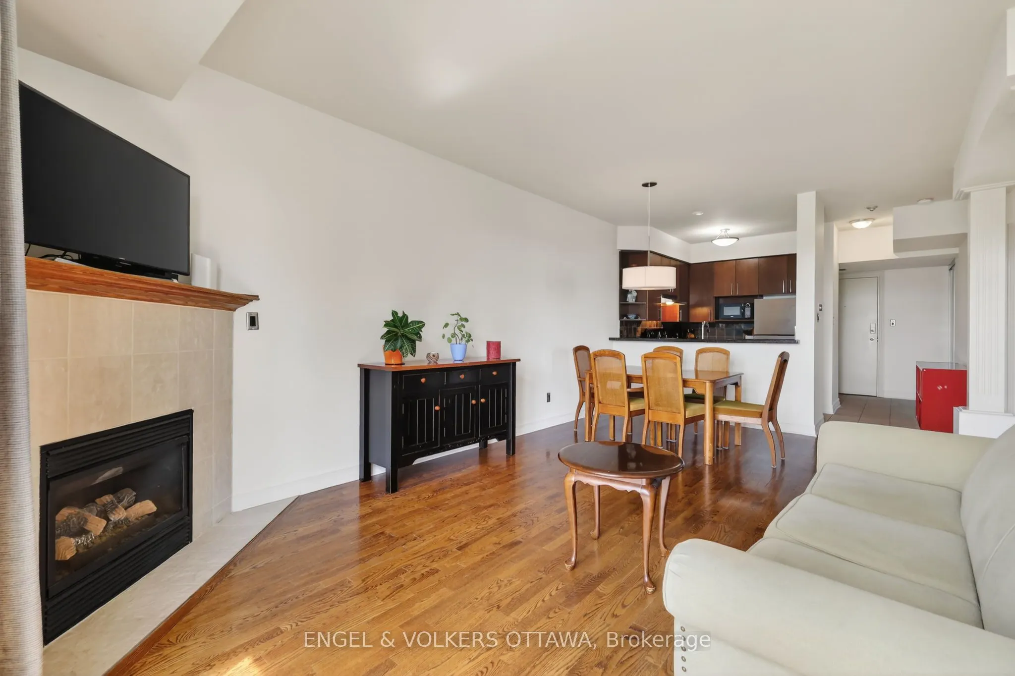 711 Churchill Avenue #401