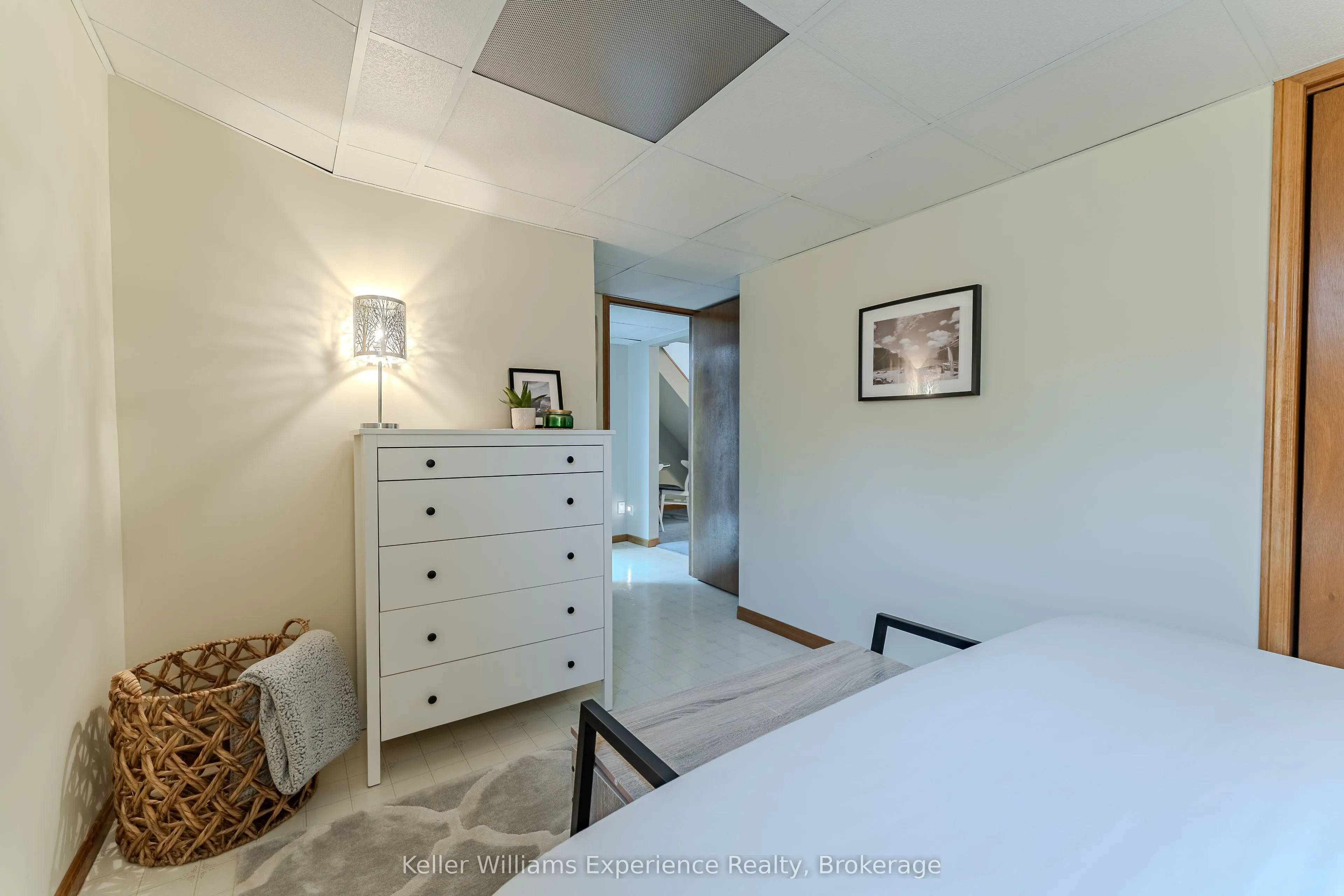 300 4th Avenue W