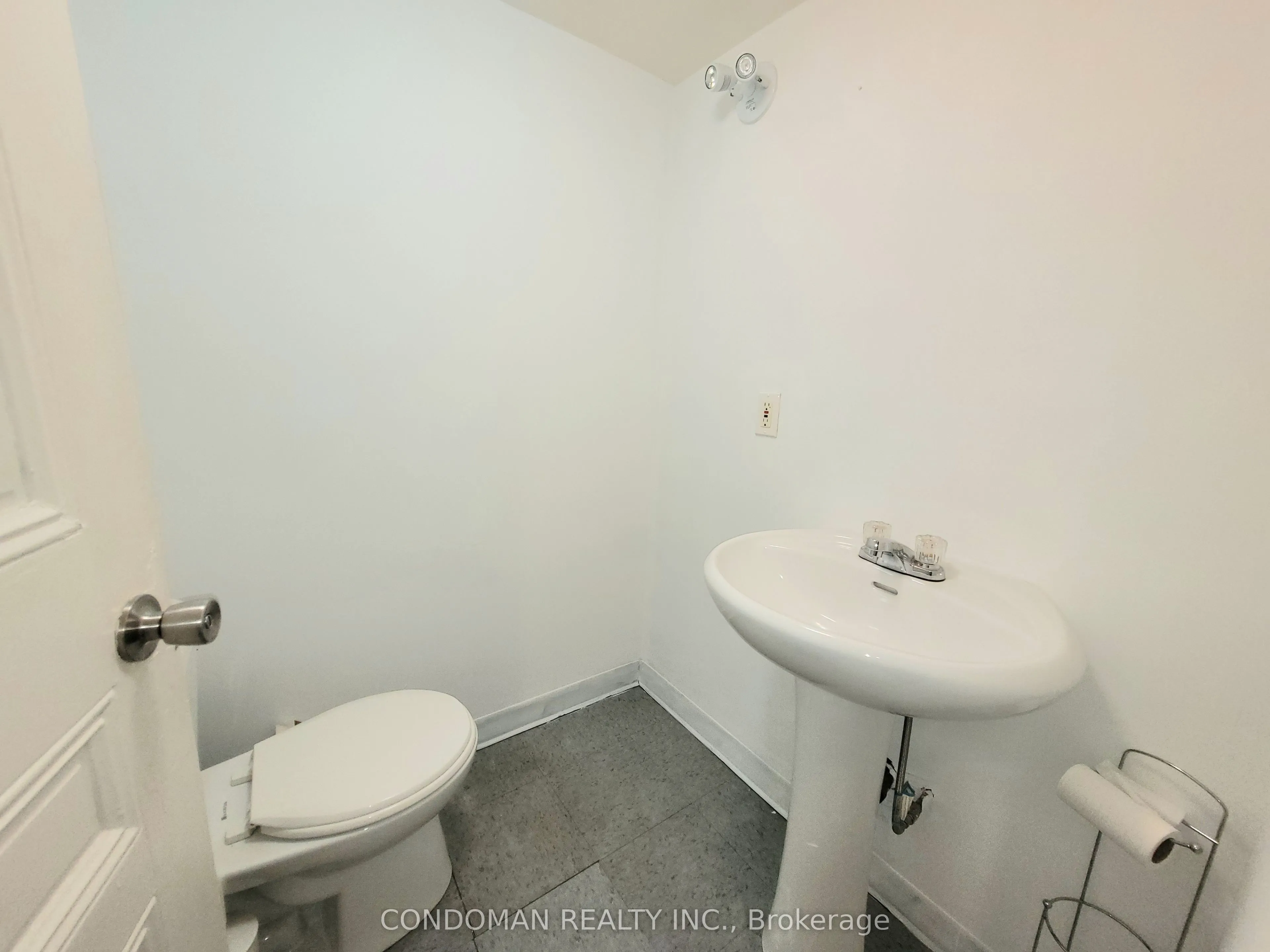 139 John Street S