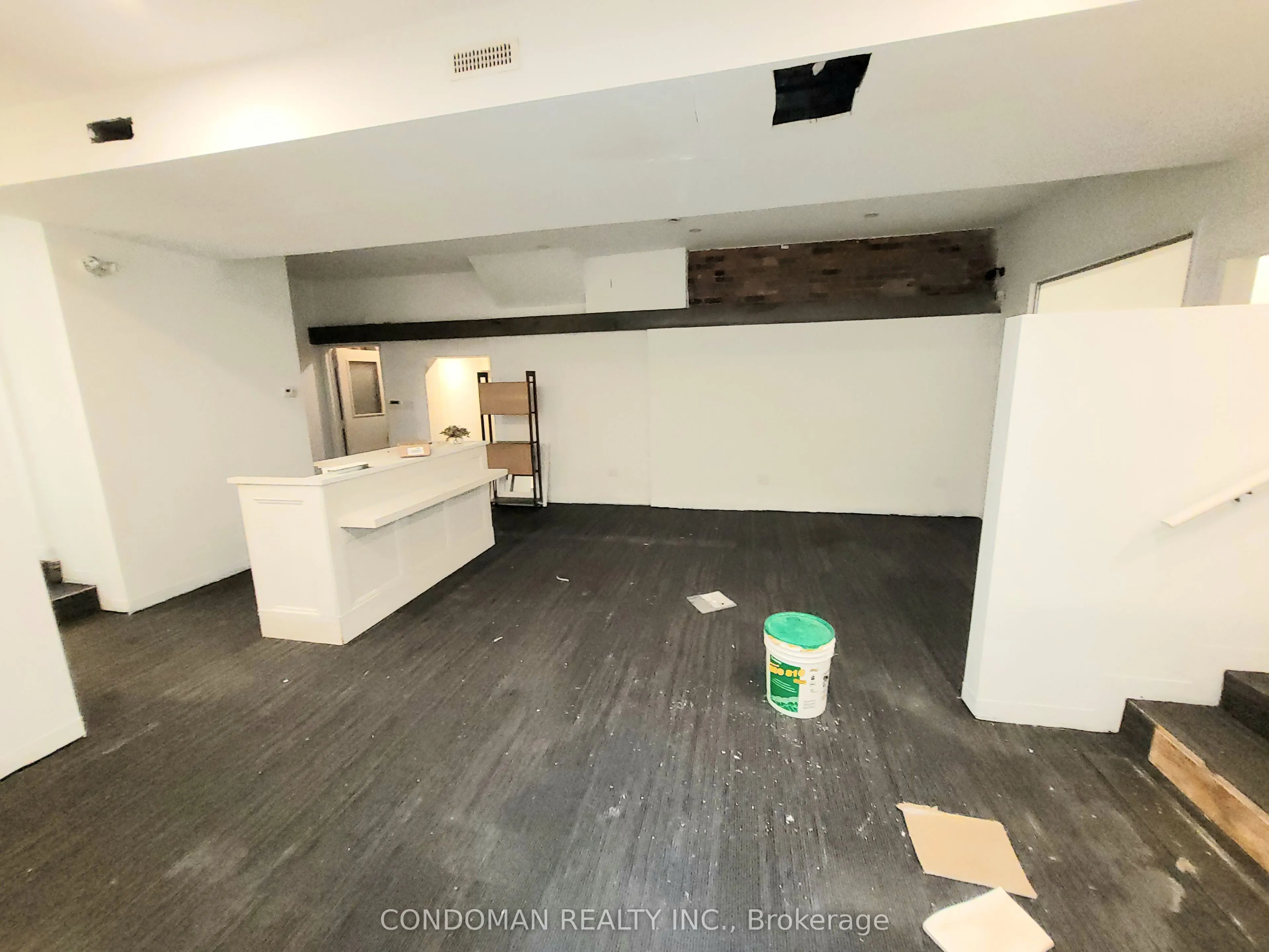 139 John Street S