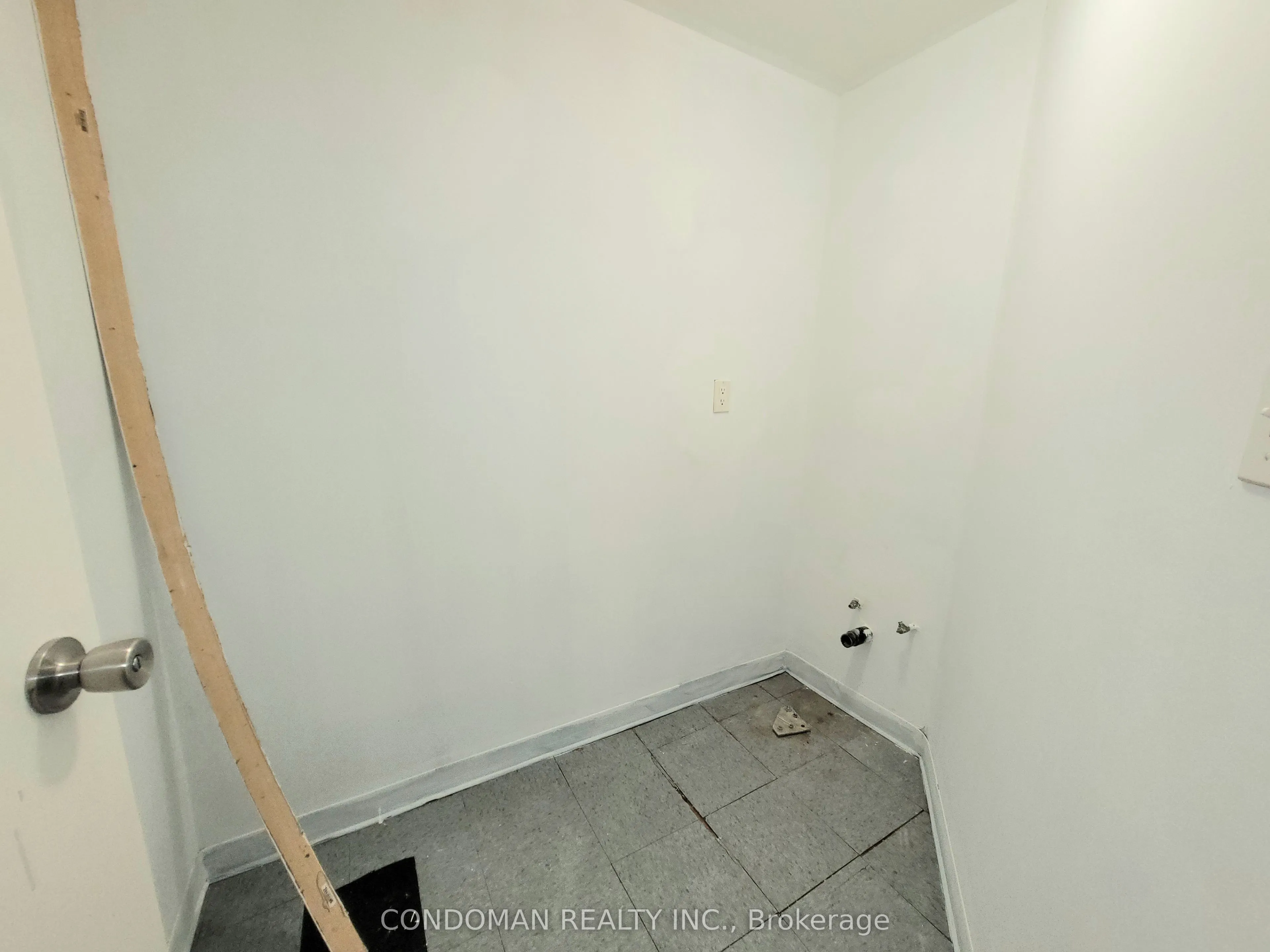139 John Street S