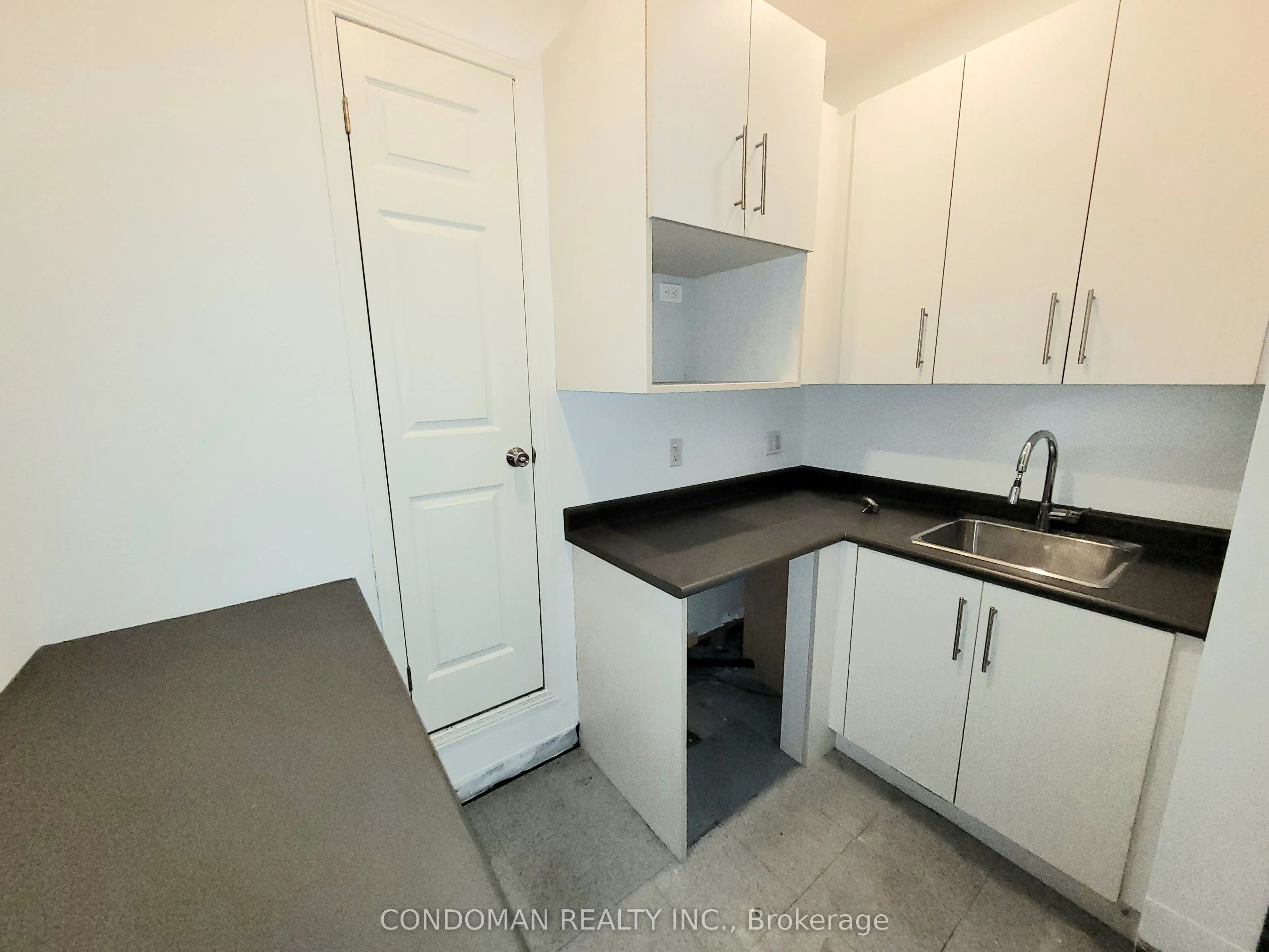 139 John Street S