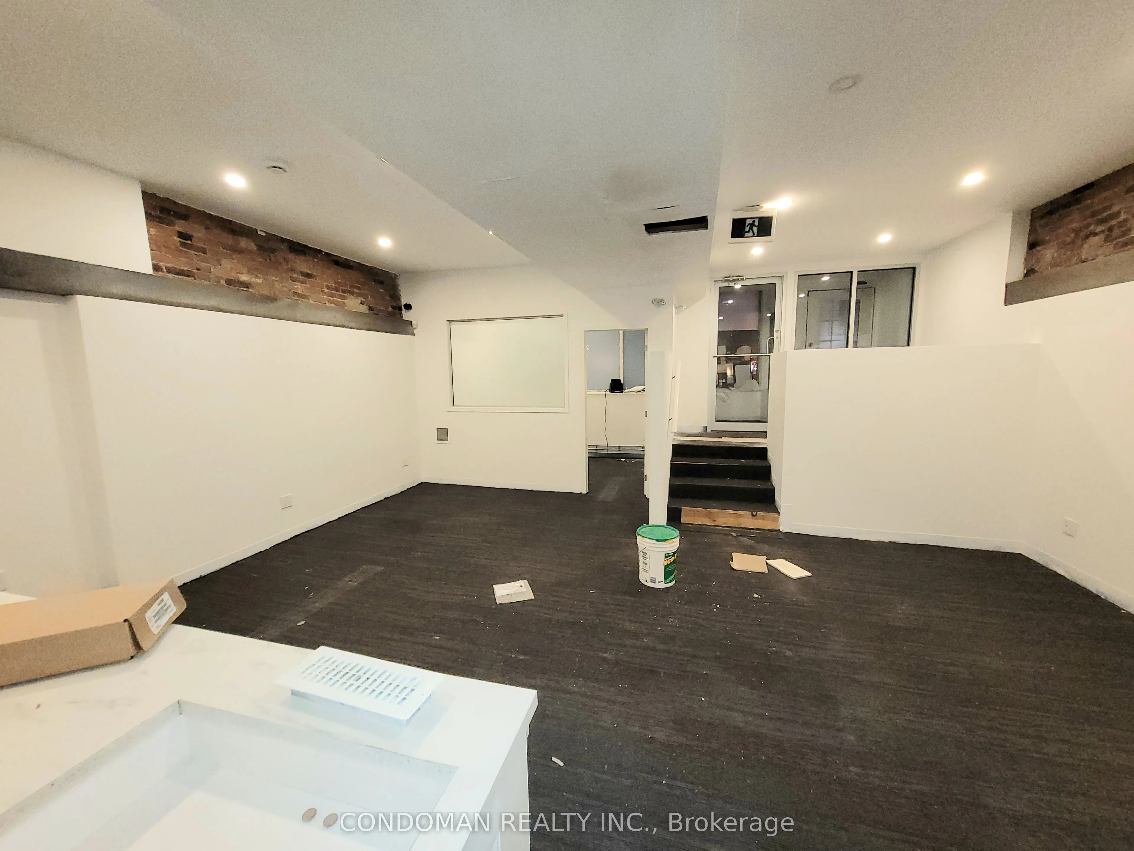 139 John Street S