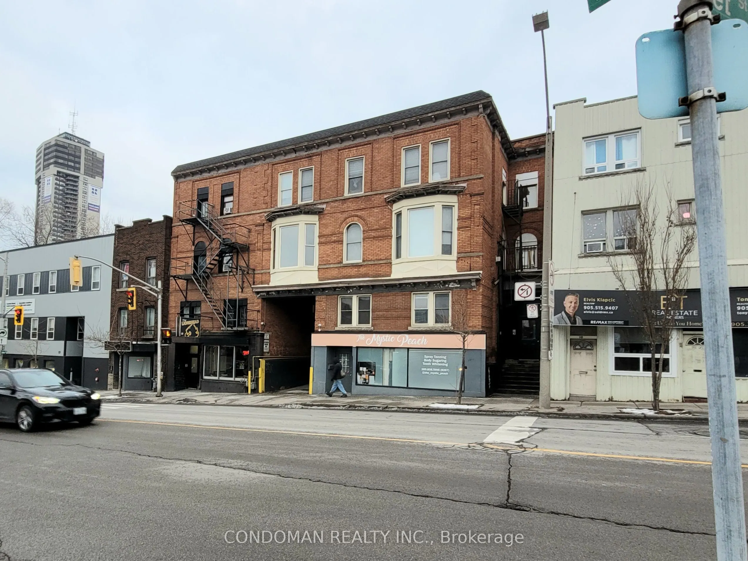 139 John Street S