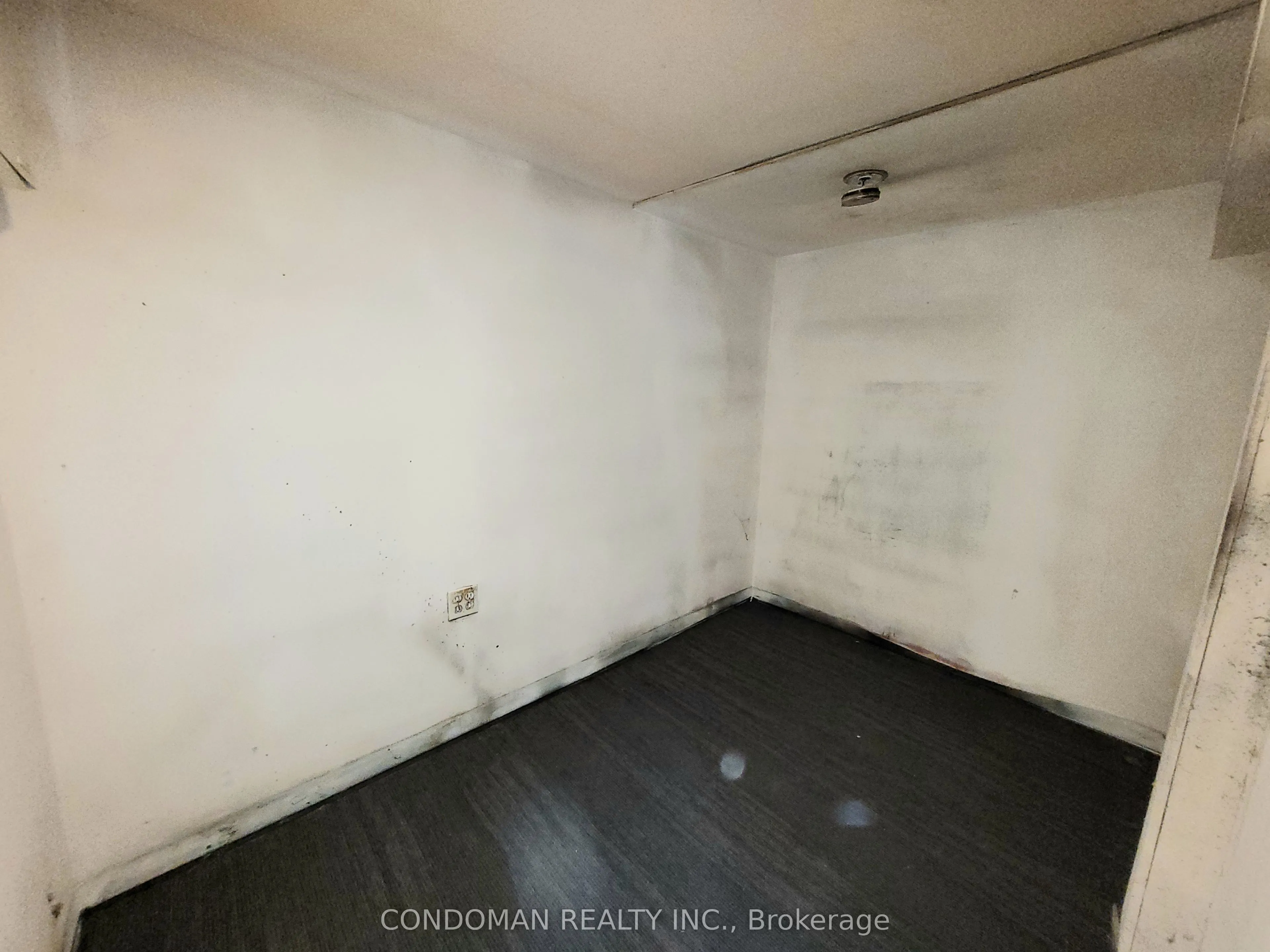 139 John Street S