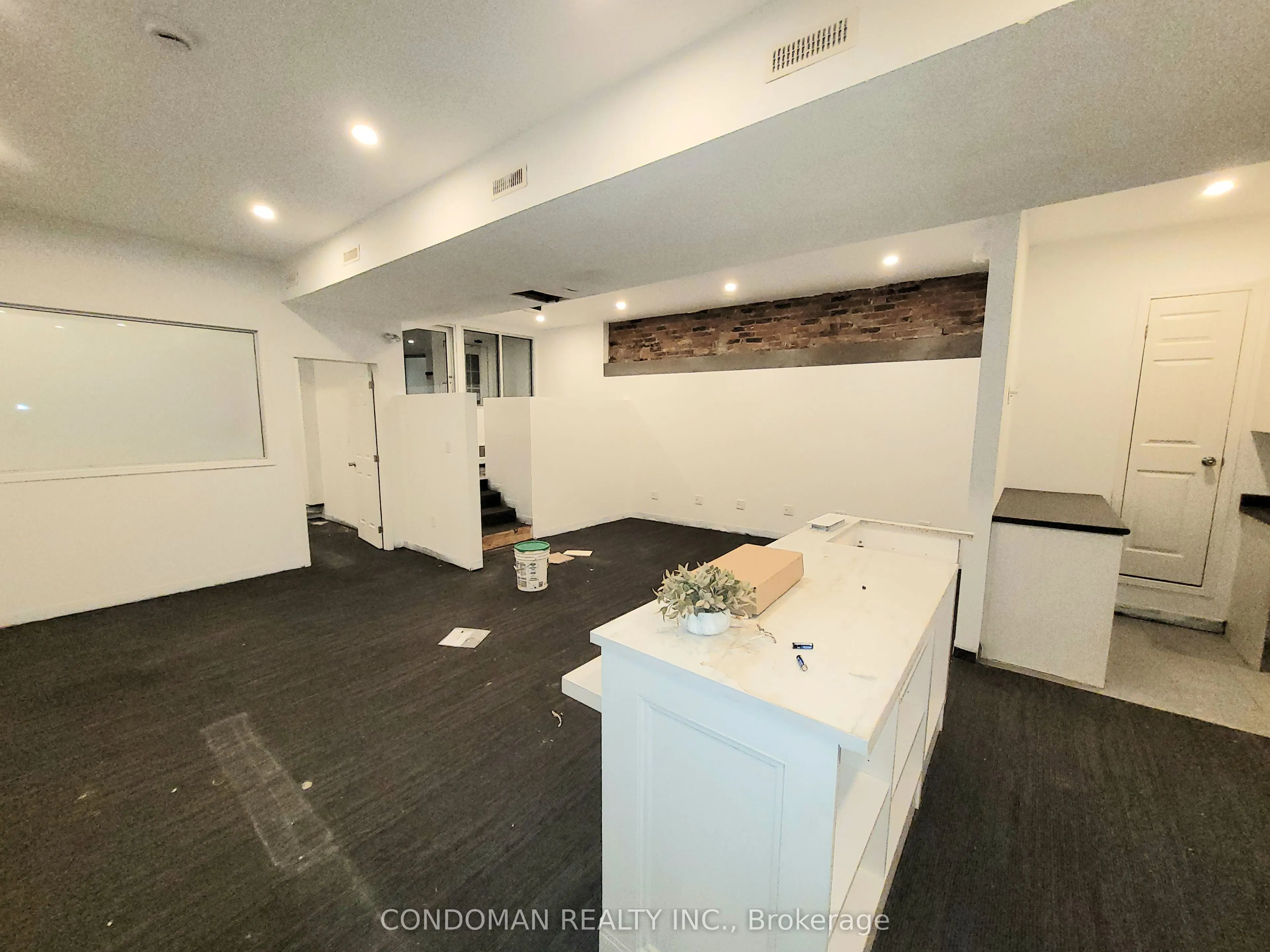 139 John Street S