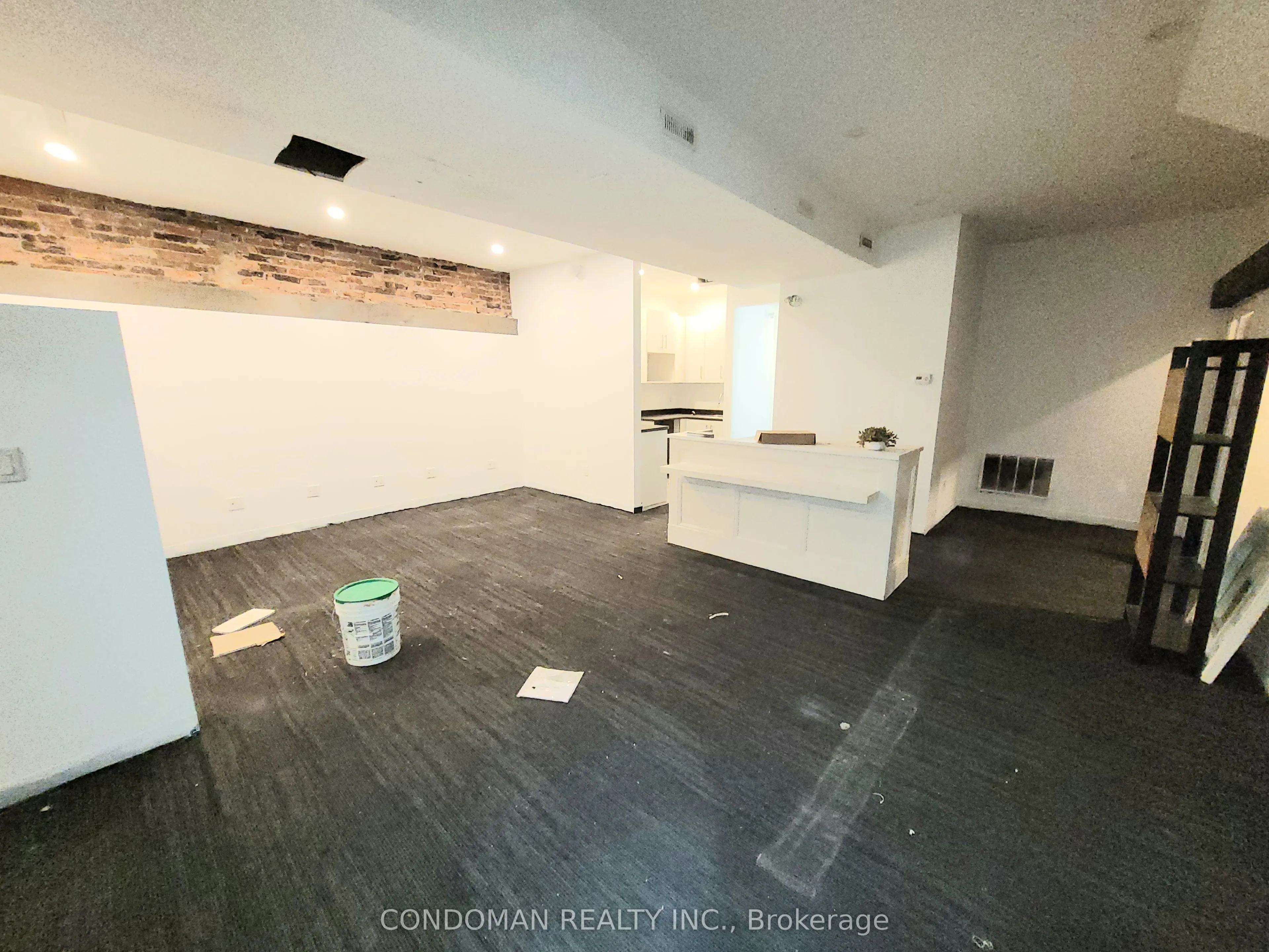 139 John Street S