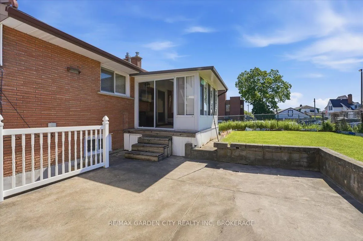 41 Albert Street W
