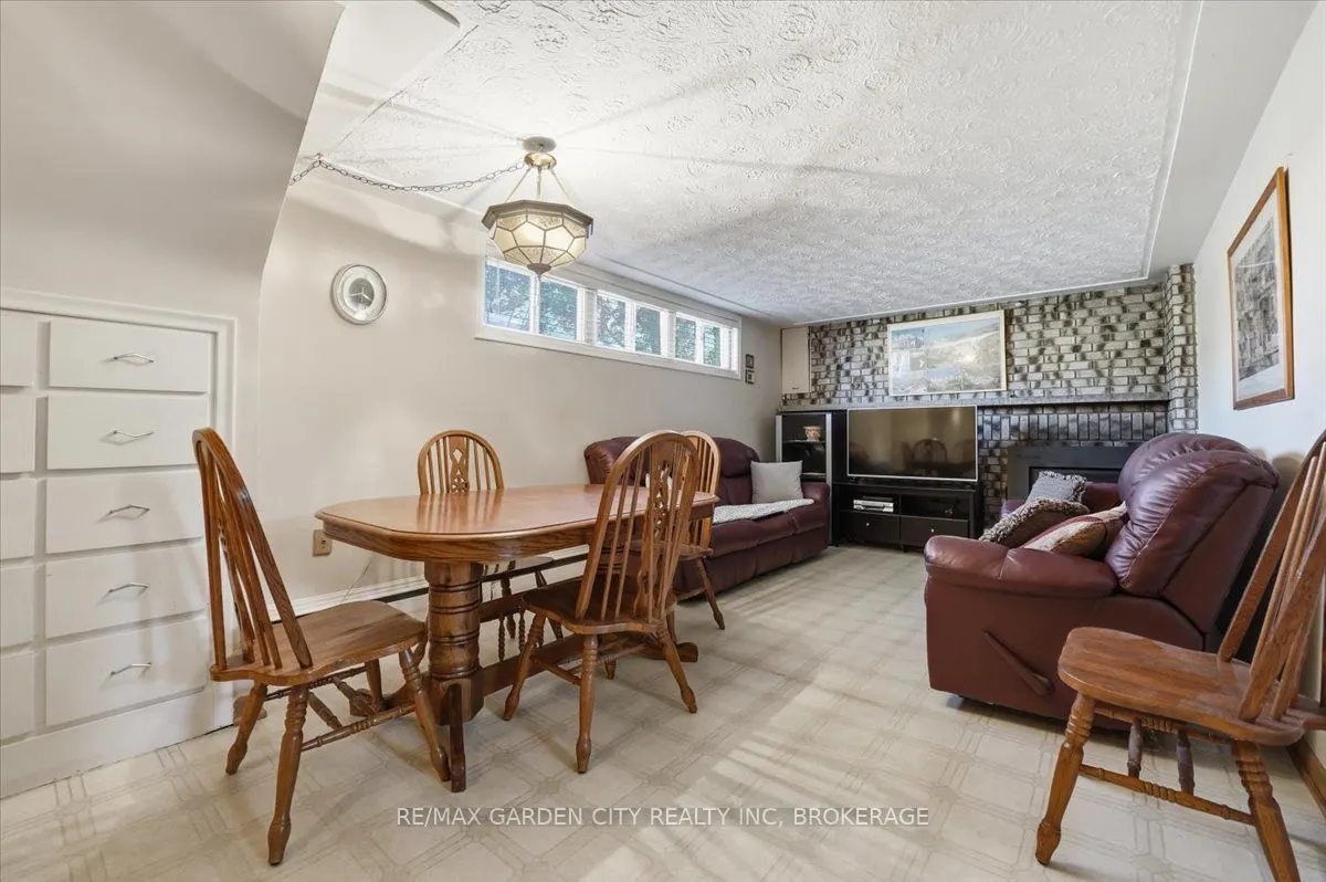 41 Albert Street W