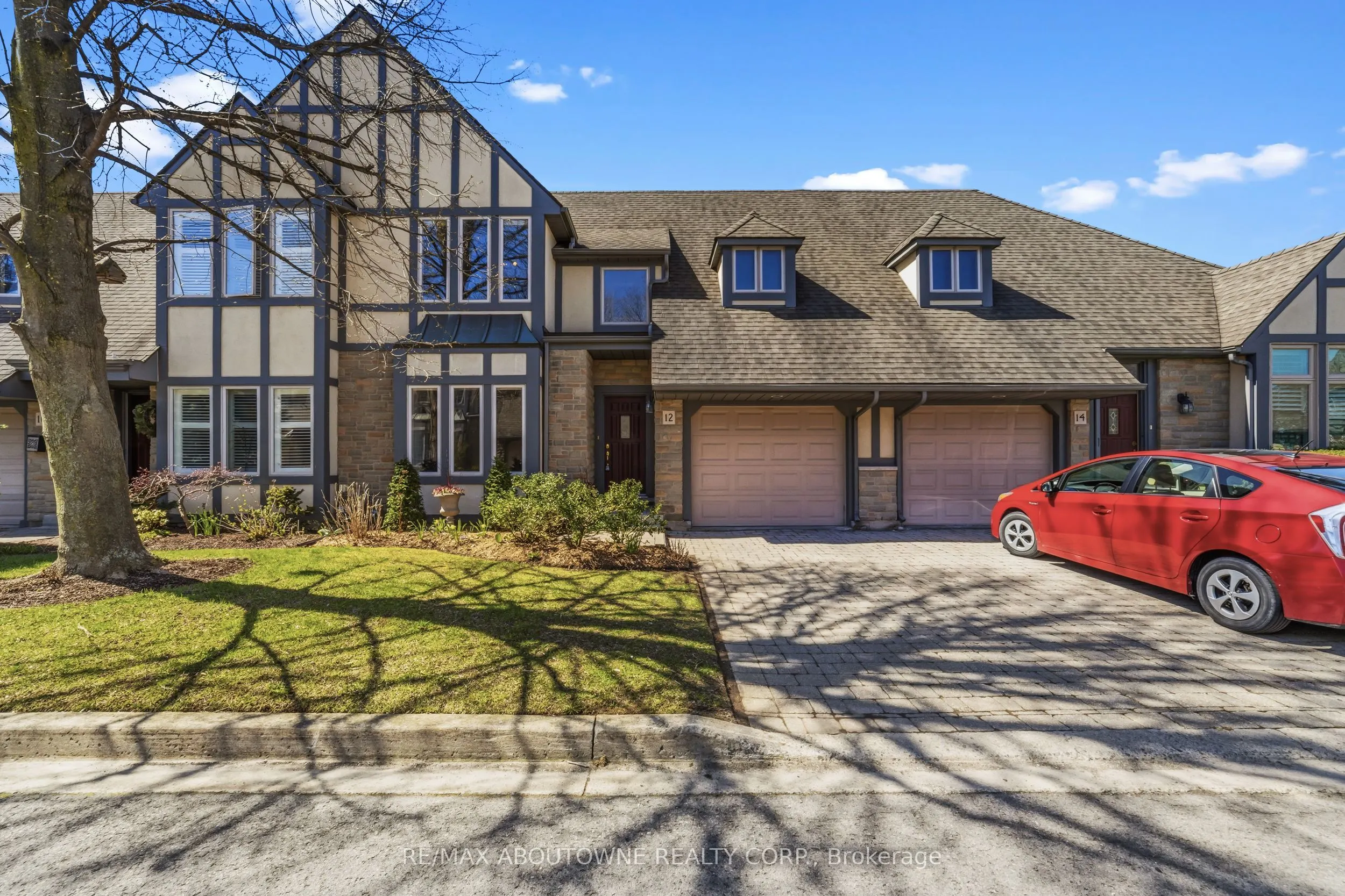 575 Simcoe Street #12