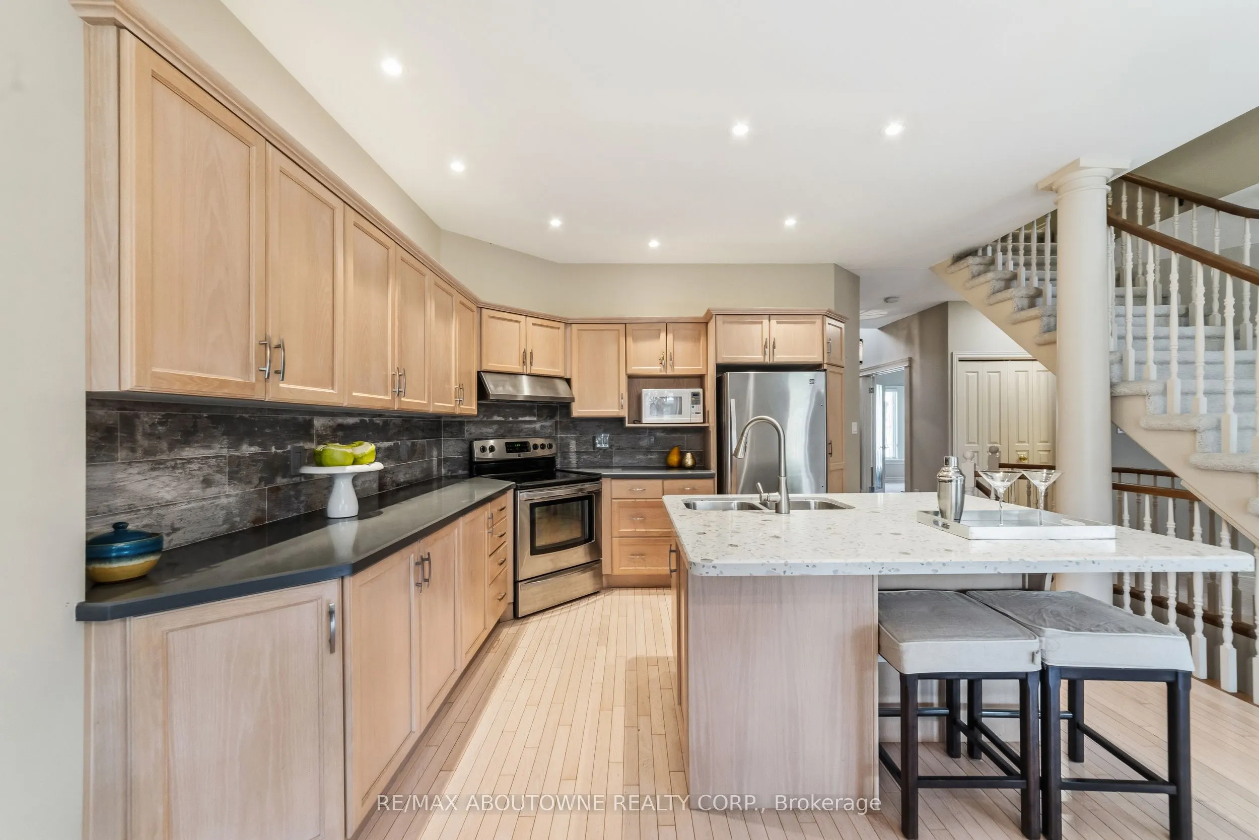 575 Simcoe Street #12