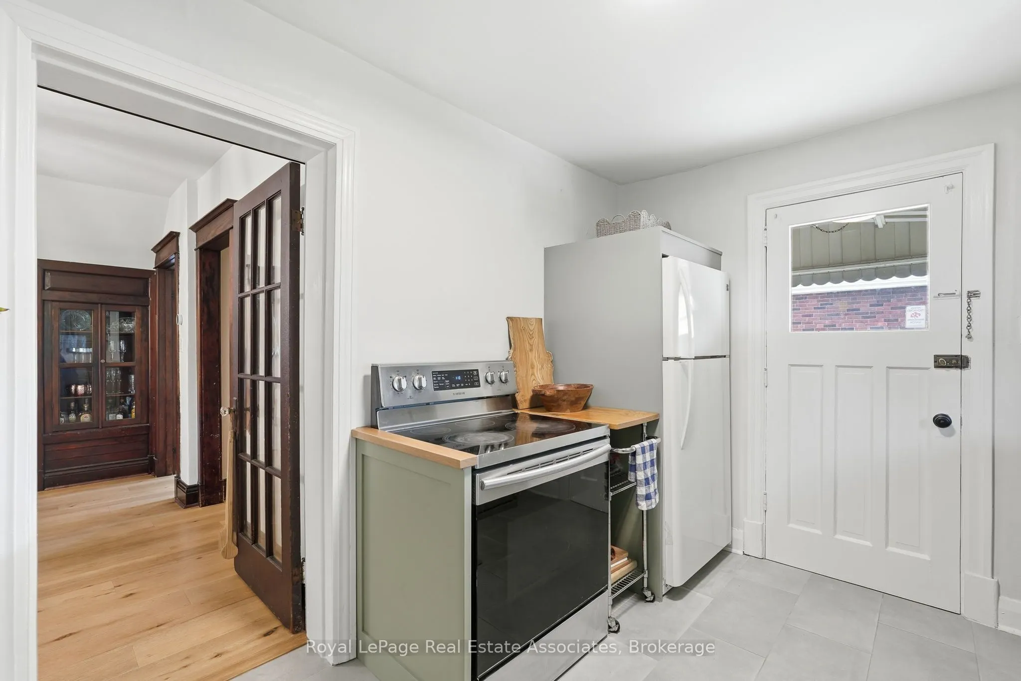 96 Huxley Avenue S