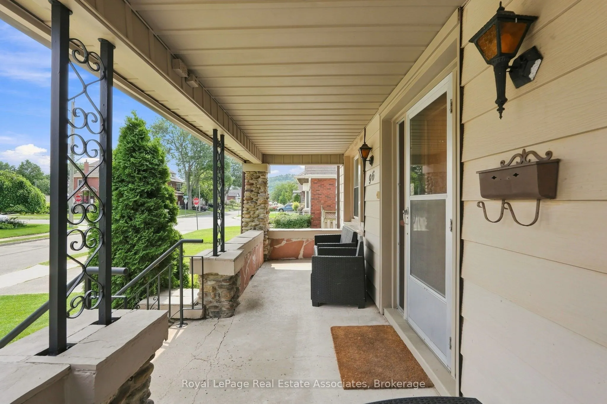 96 Huxley Avenue S