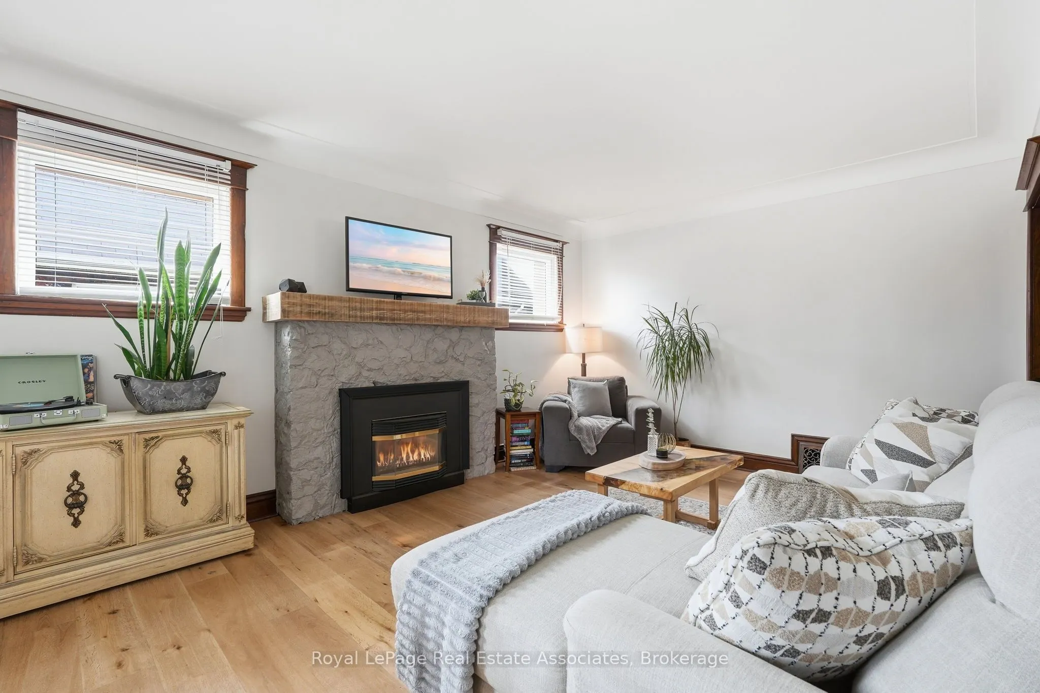 96 Huxley Avenue S