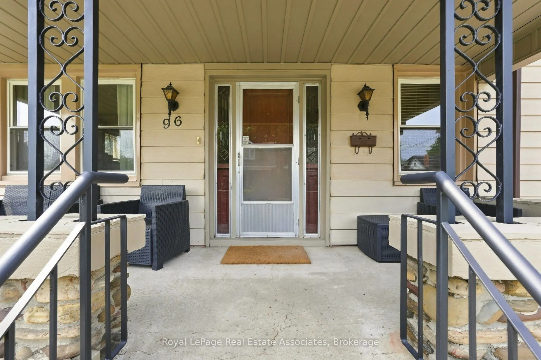 96 Huxley Avenue S