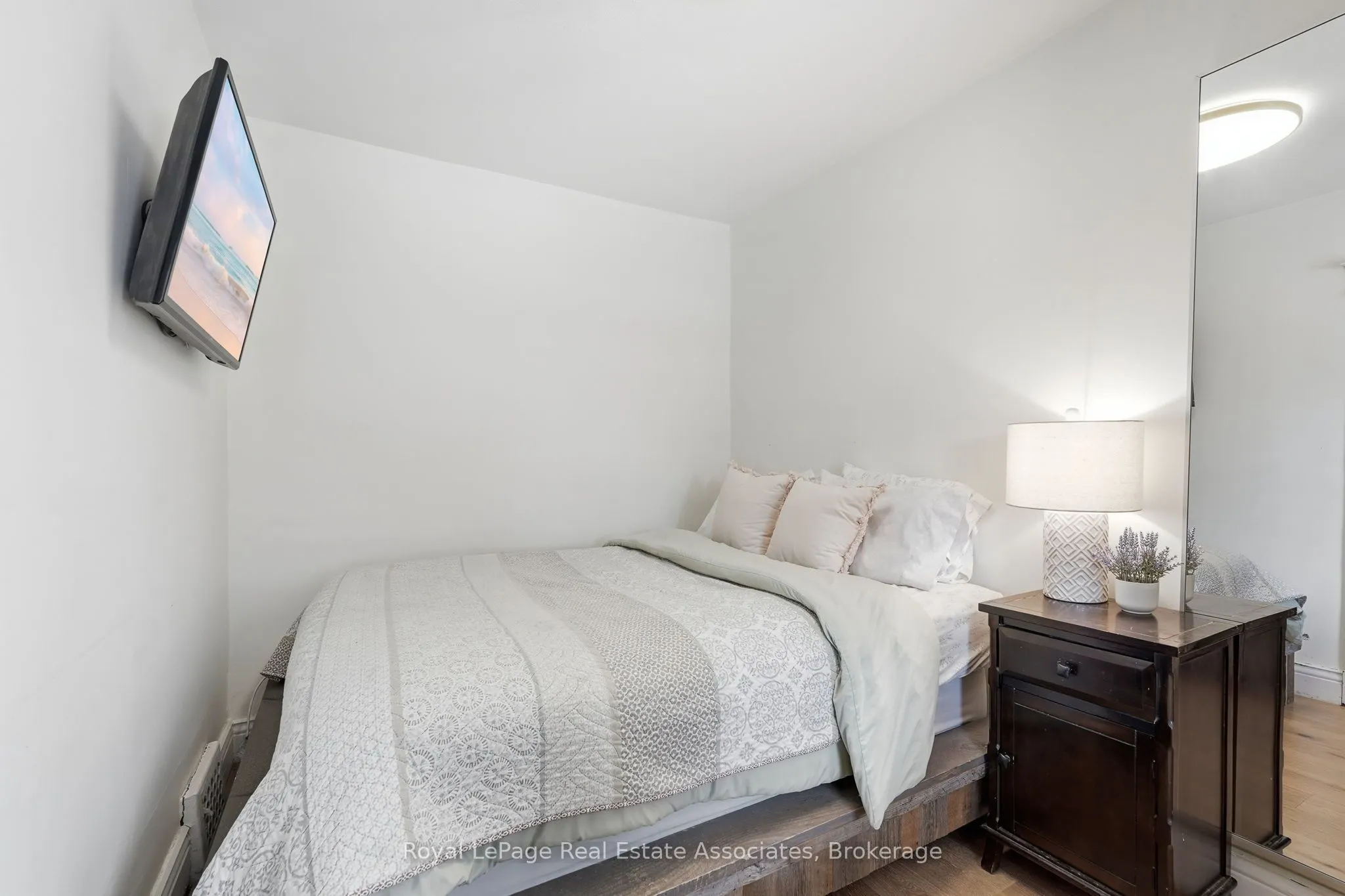 96 Huxley Avenue S