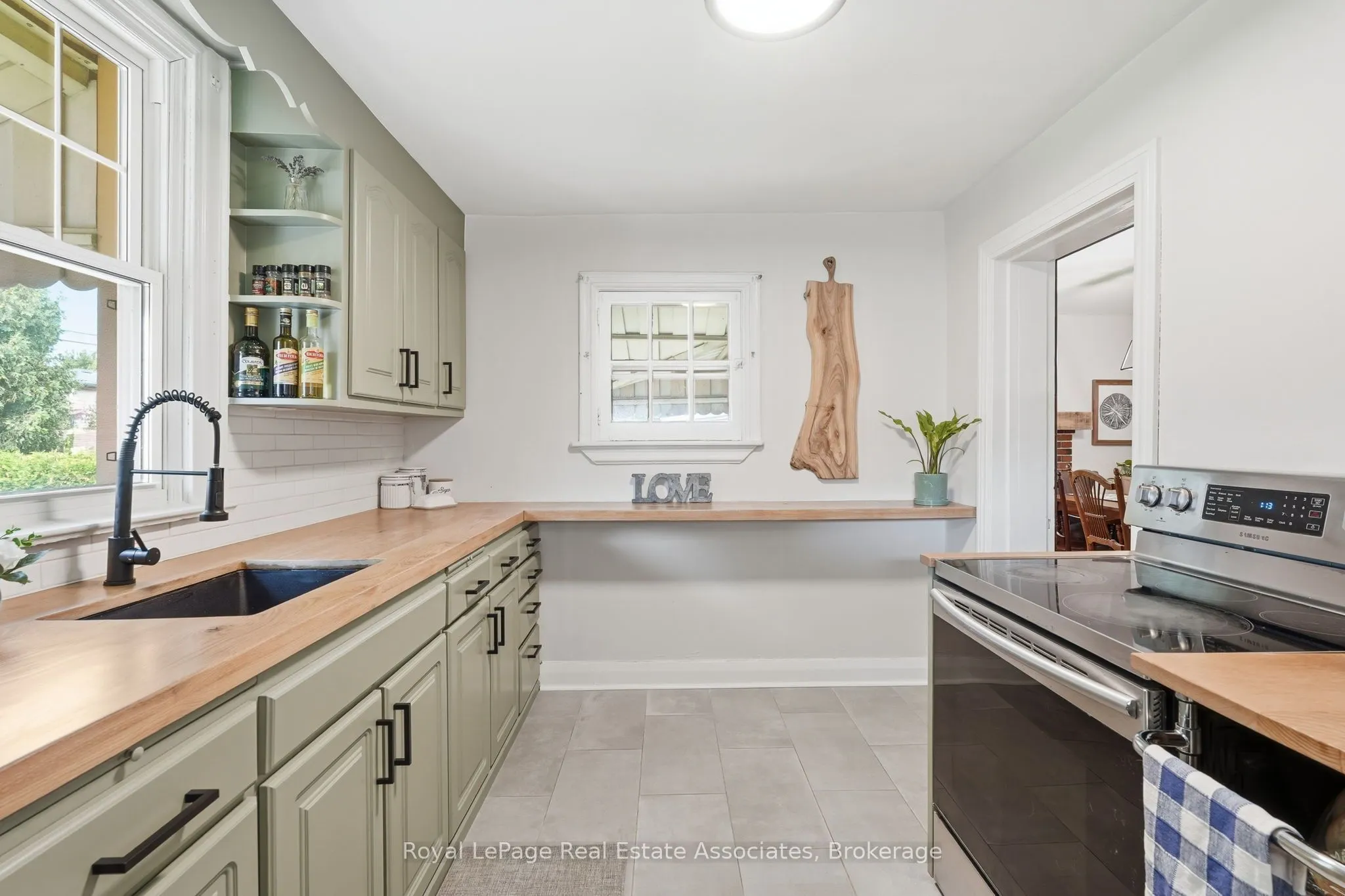 96 Huxley Avenue S