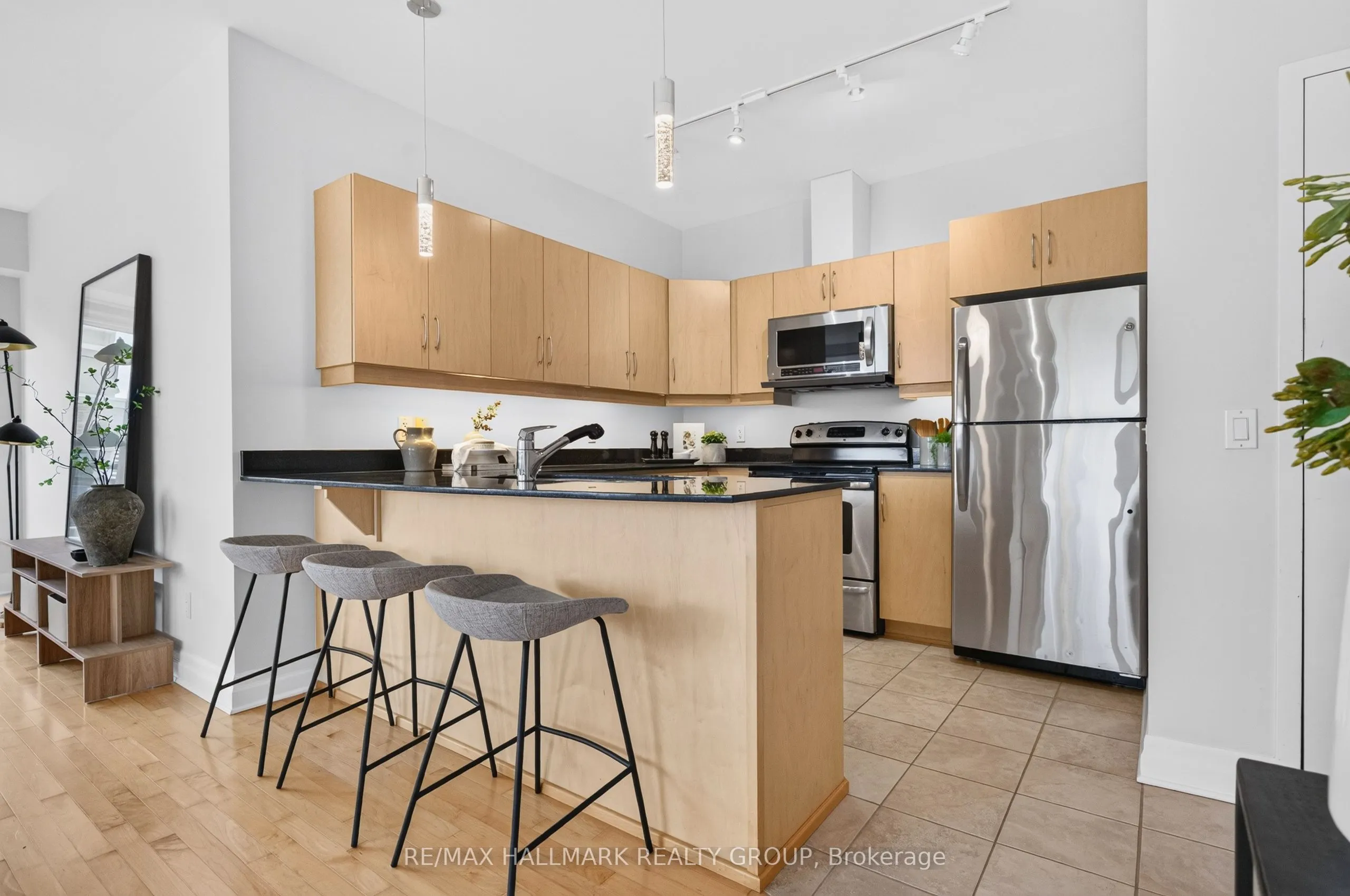 235 Kent Street #PH05