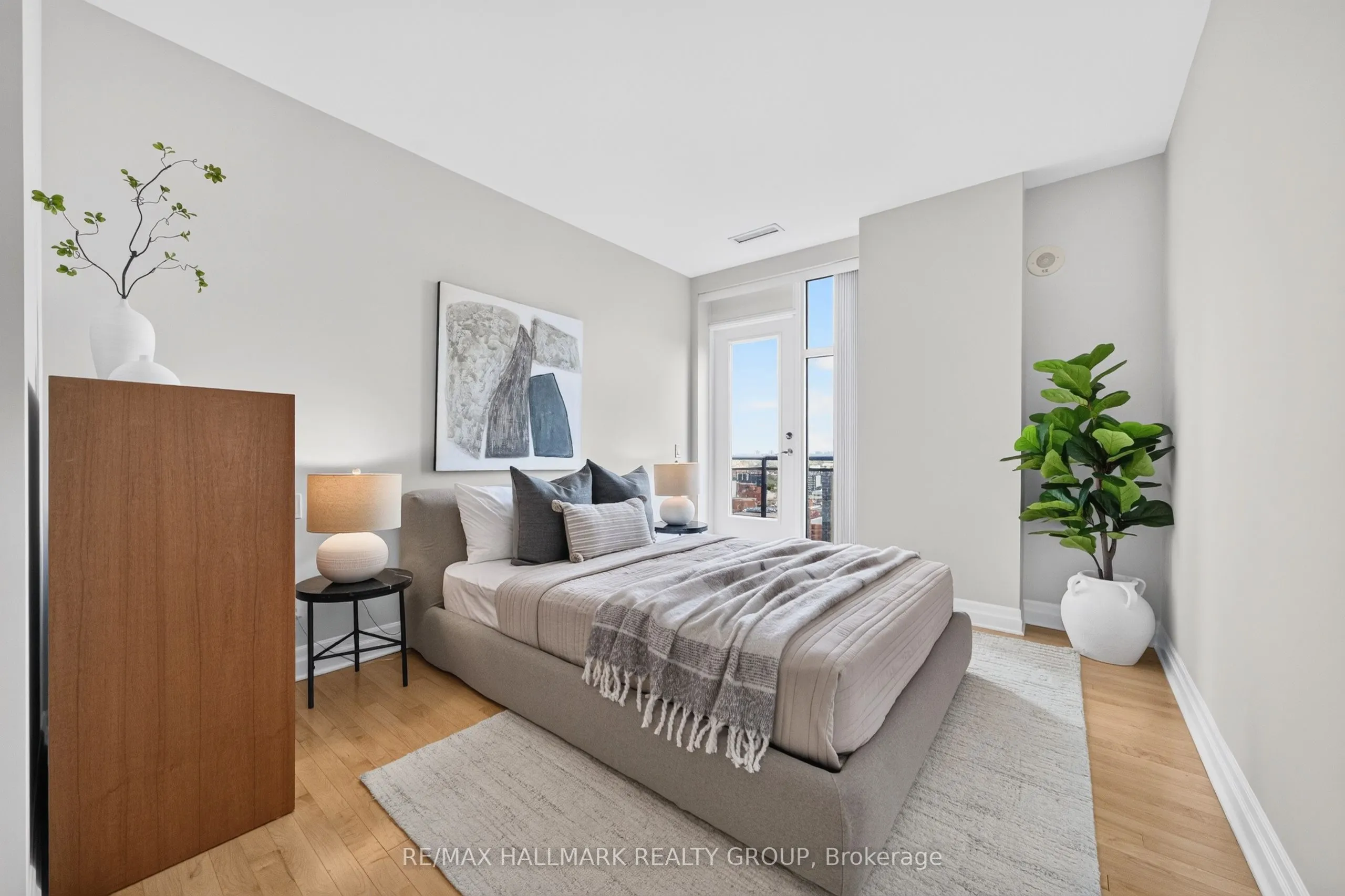 235 Kent Street #PH05