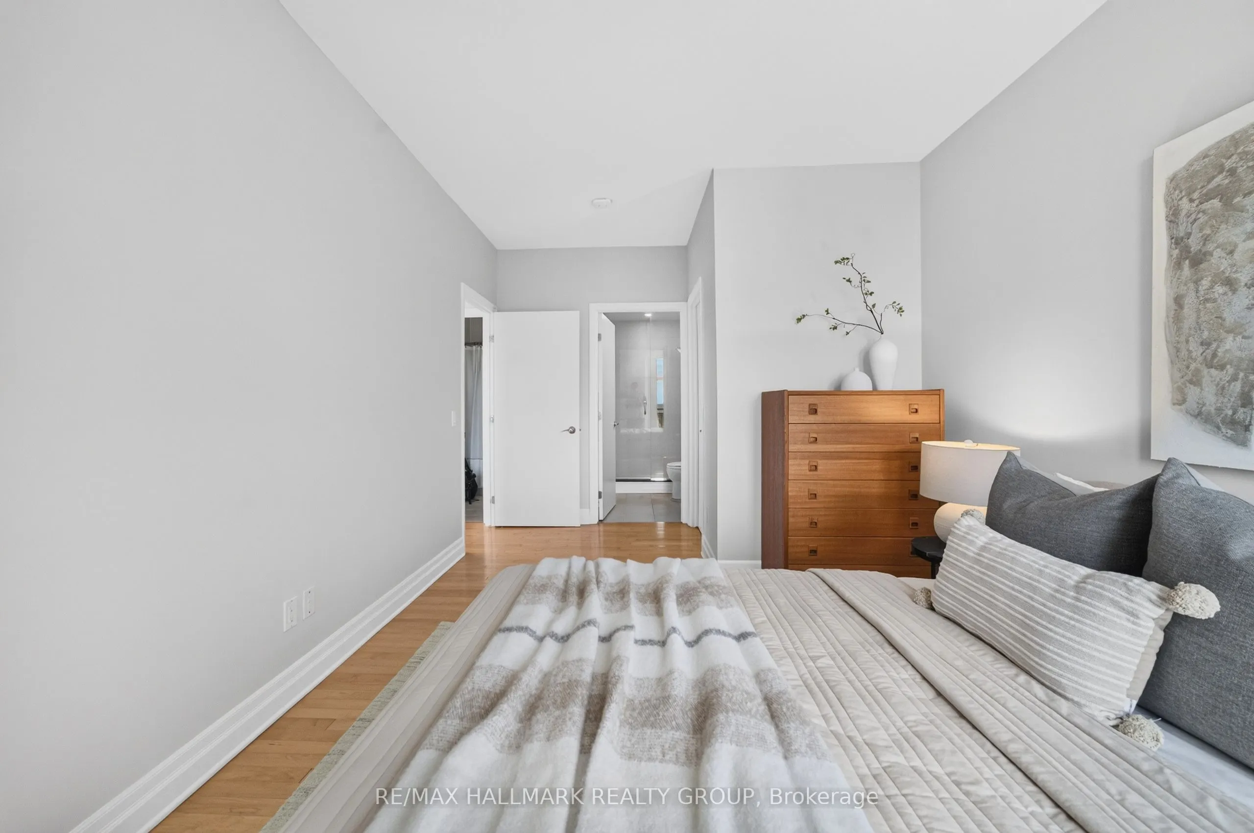 235 Kent Street #PH05
