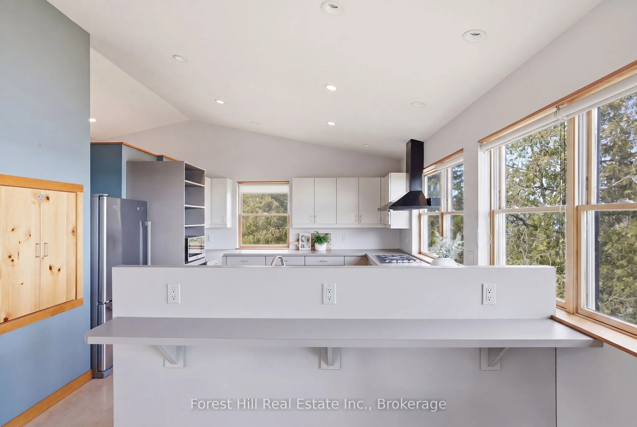 295 Lakeshore Road N