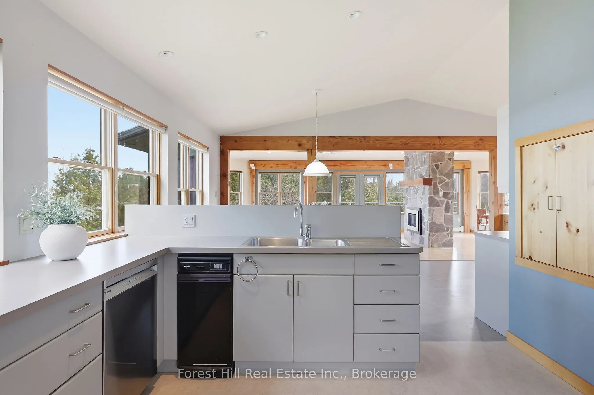 295 Lakeshore Road N