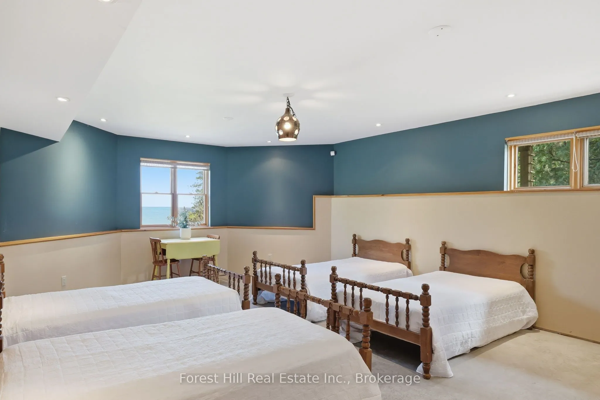 295 Lakeshore Road N