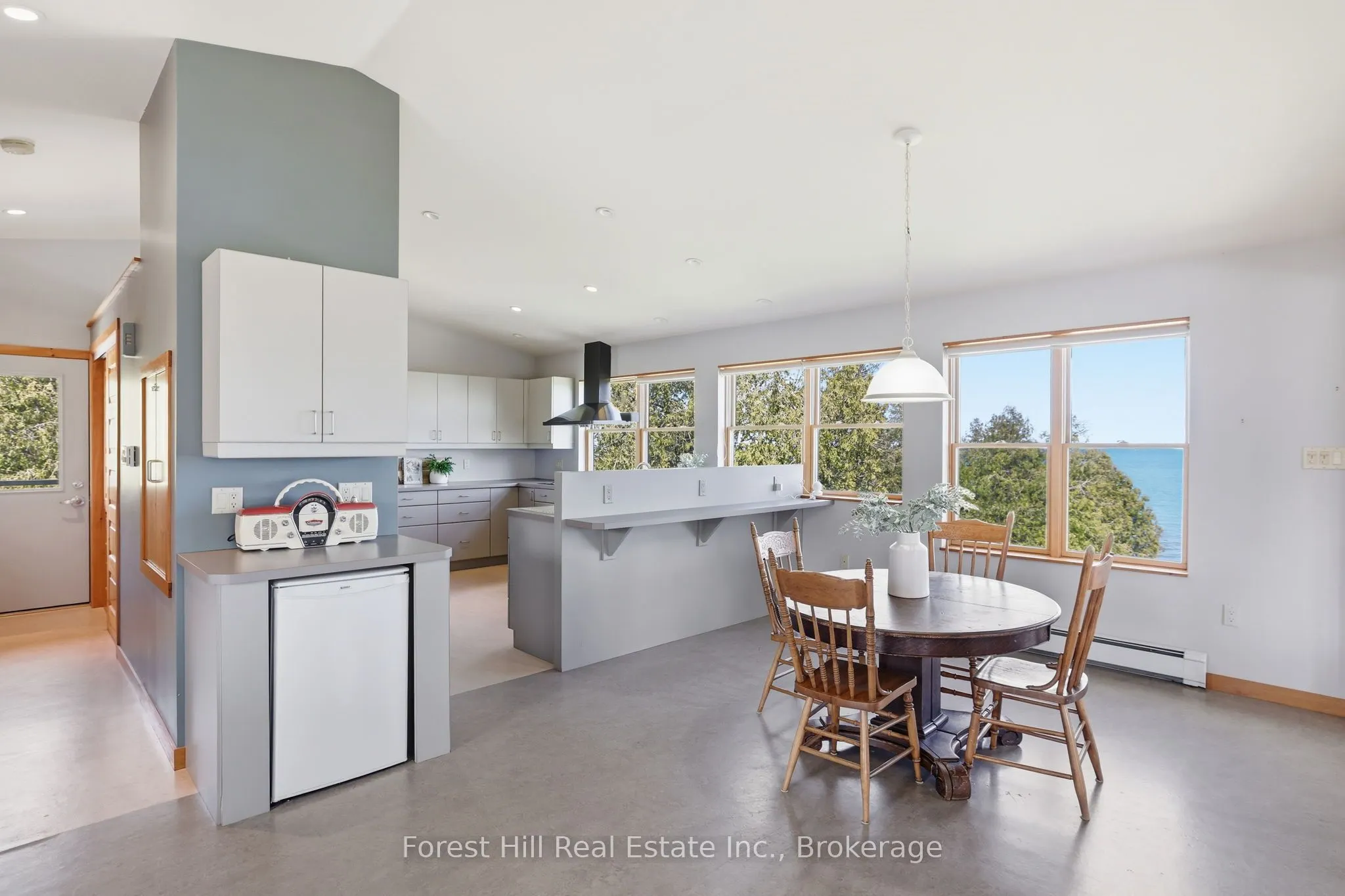 295 Lakeshore Road N