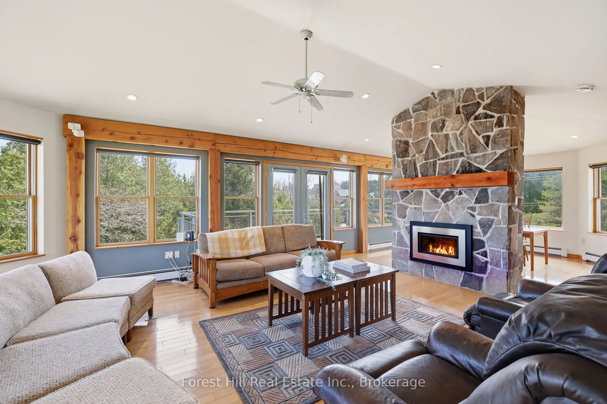 295 Lakeshore Road N