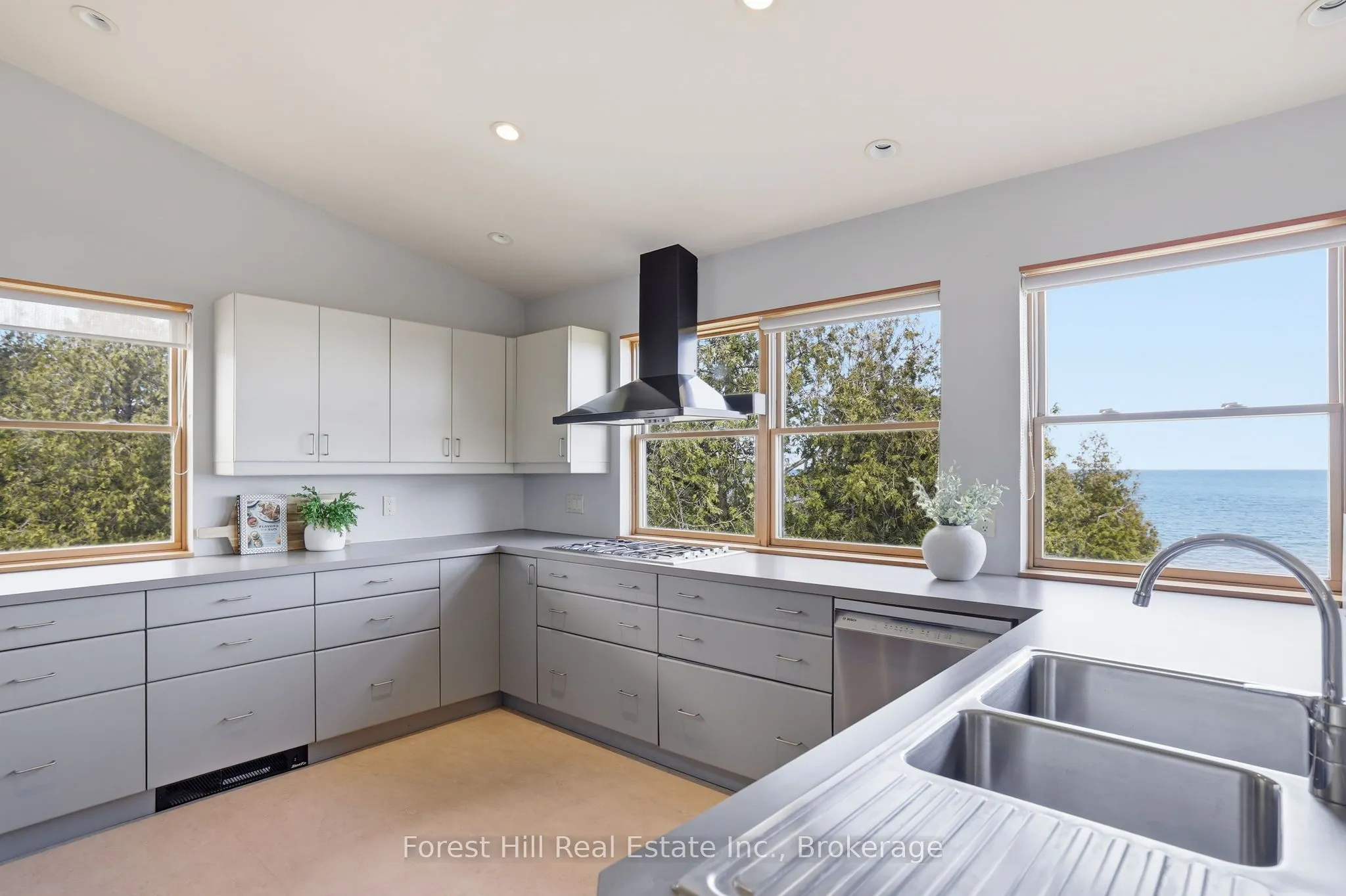 295 Lakeshore Road N