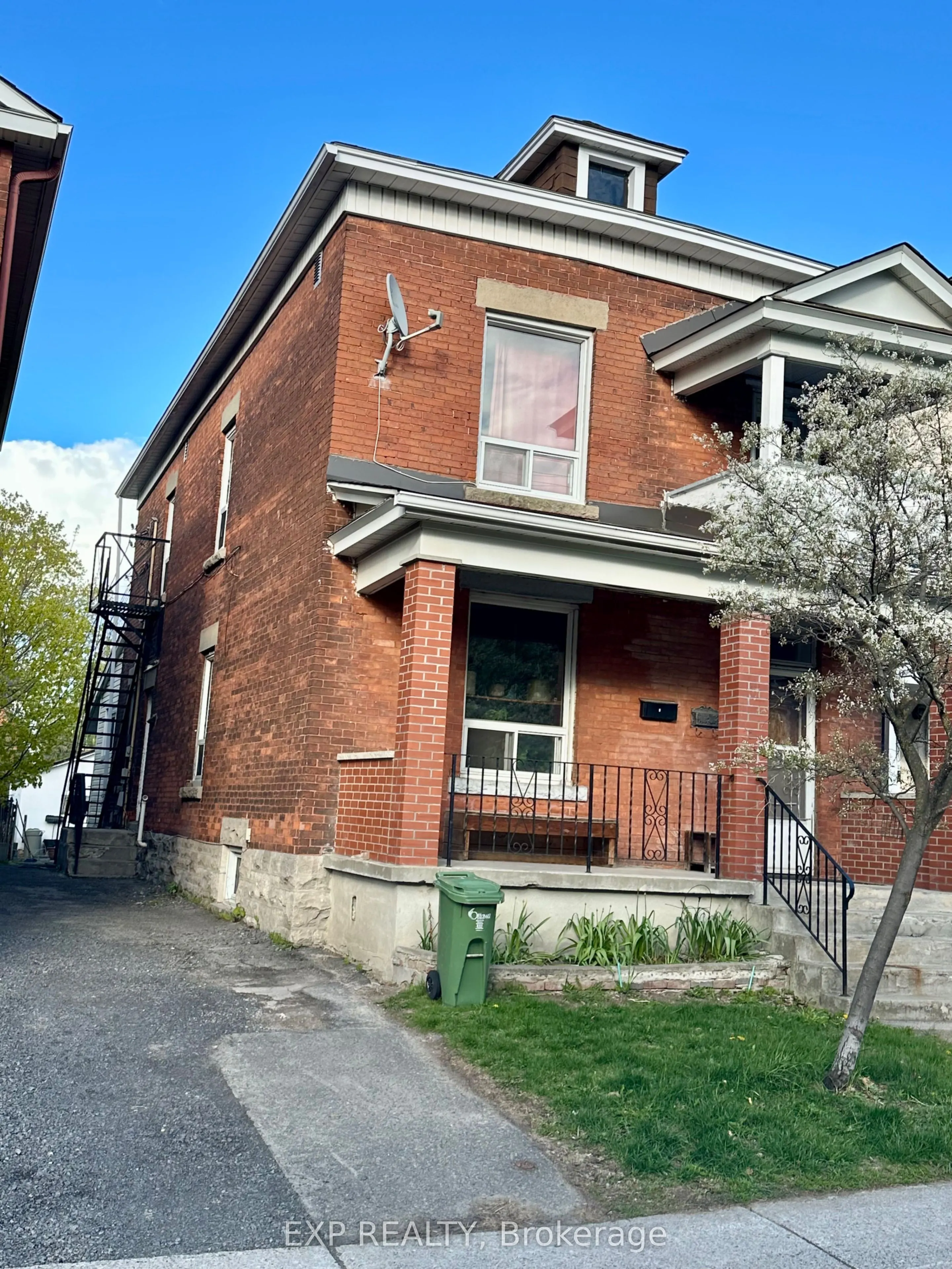 57 Spadina Avenue