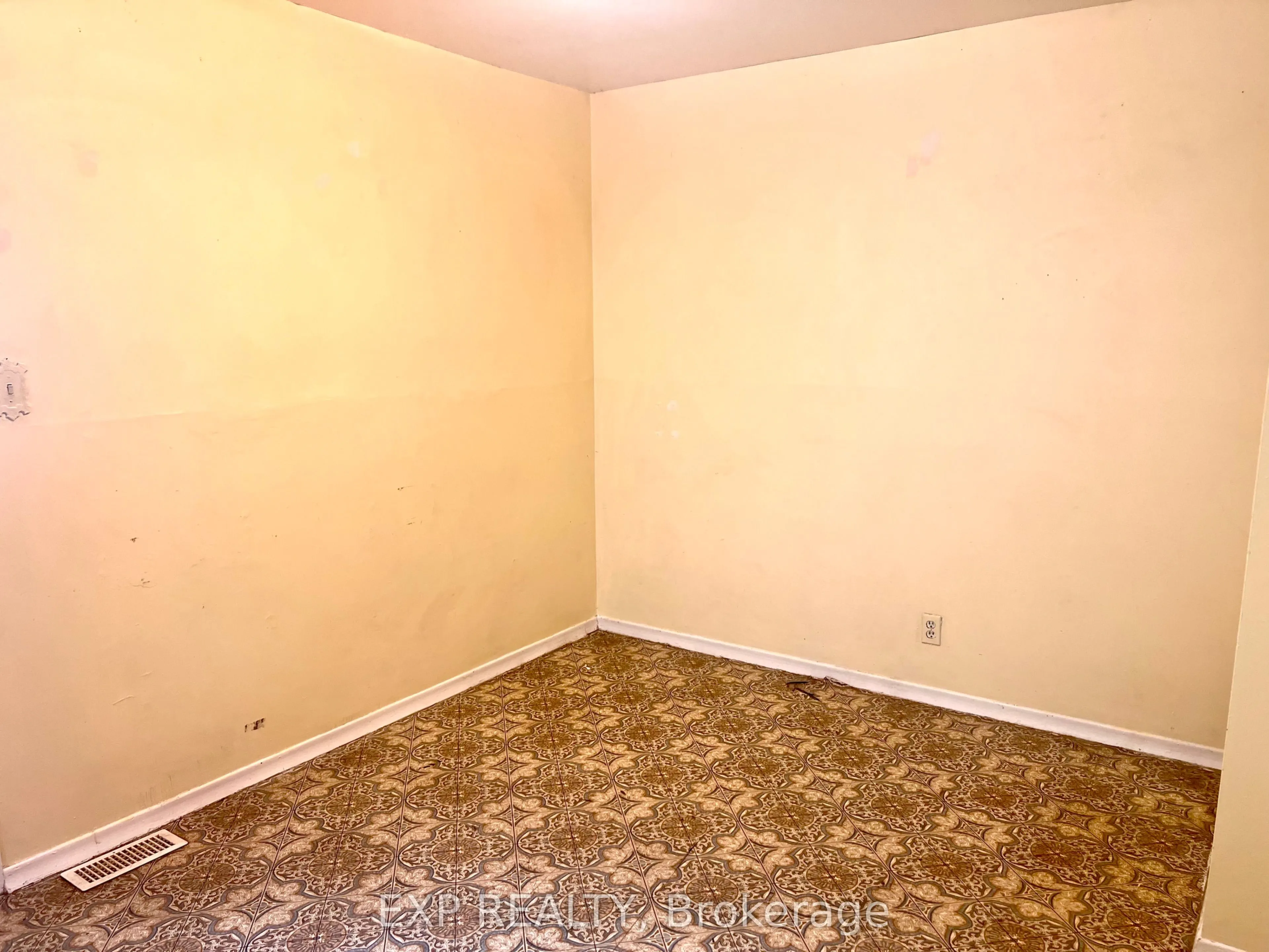 57 Spadina Avenue