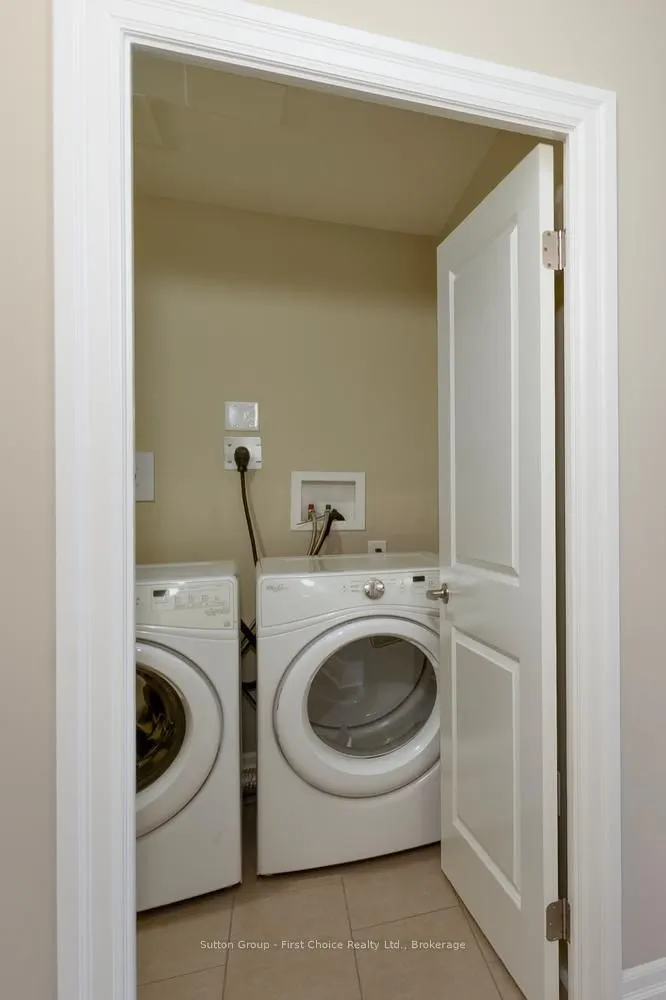 255 JOHN Street N #412