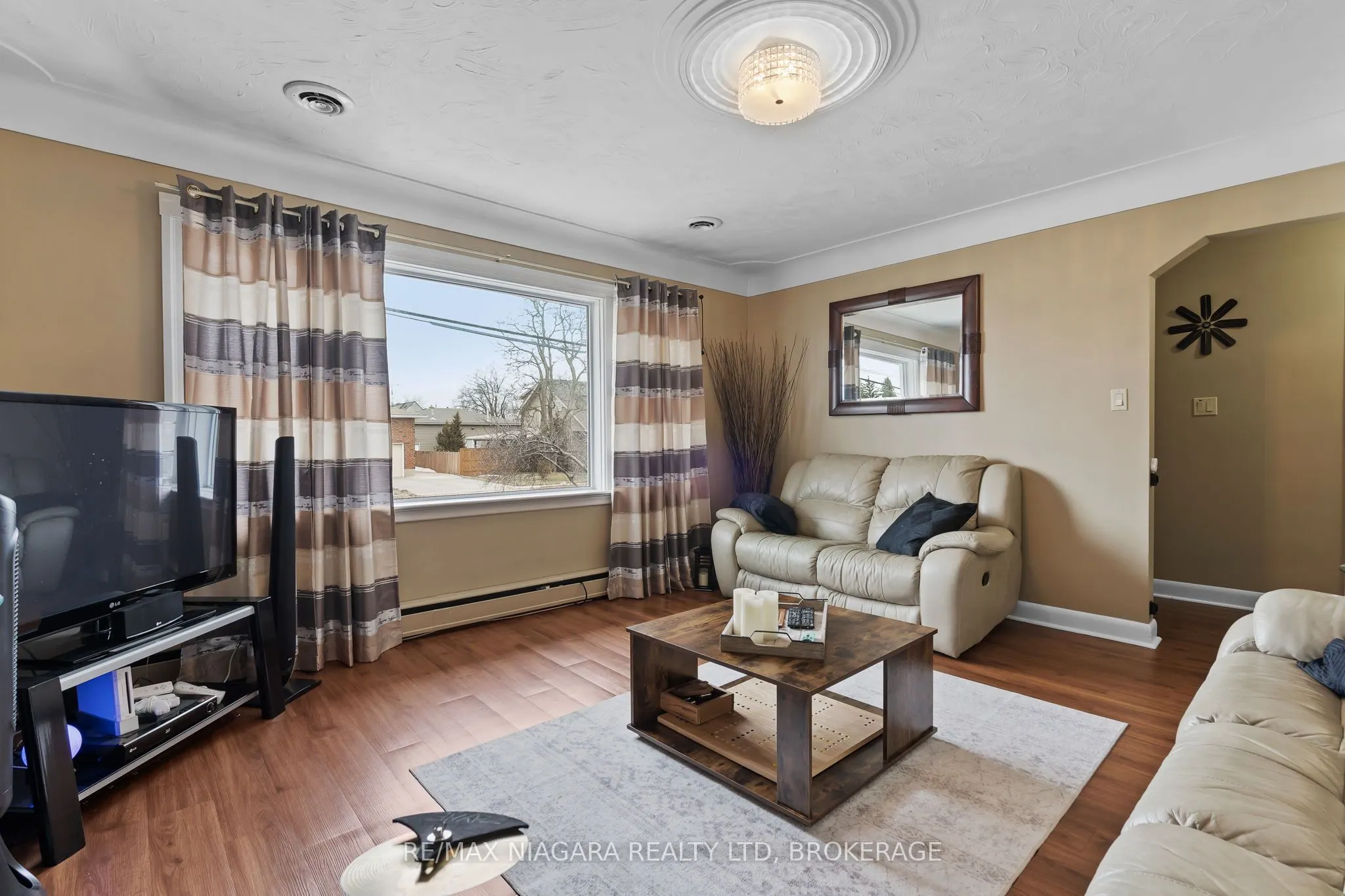 506 Main Street W