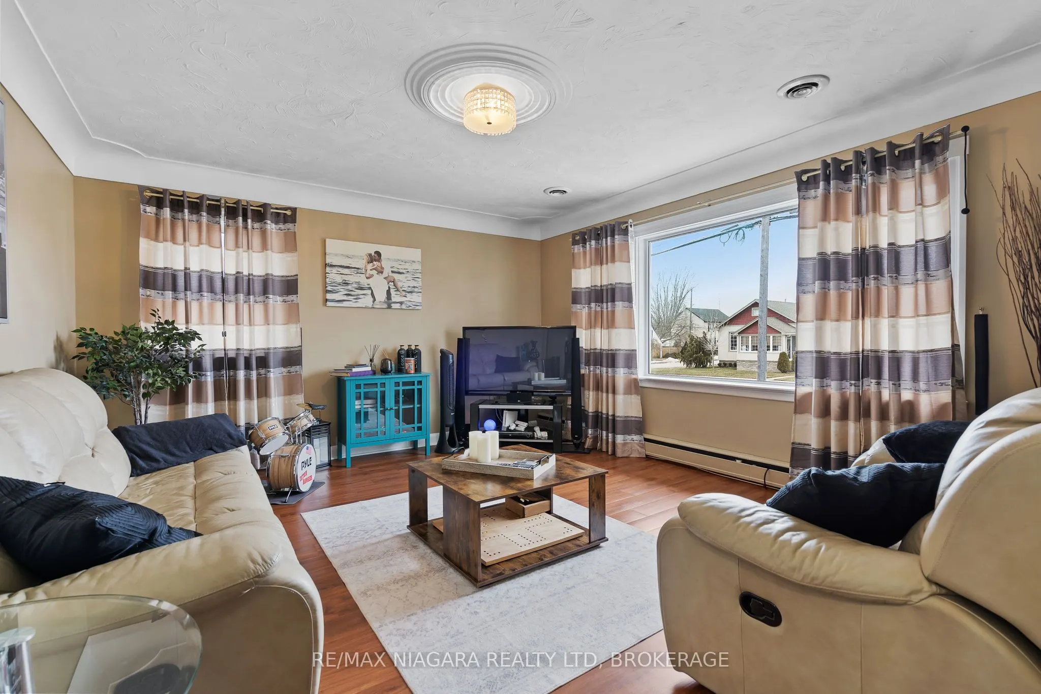 506 Main Street W
