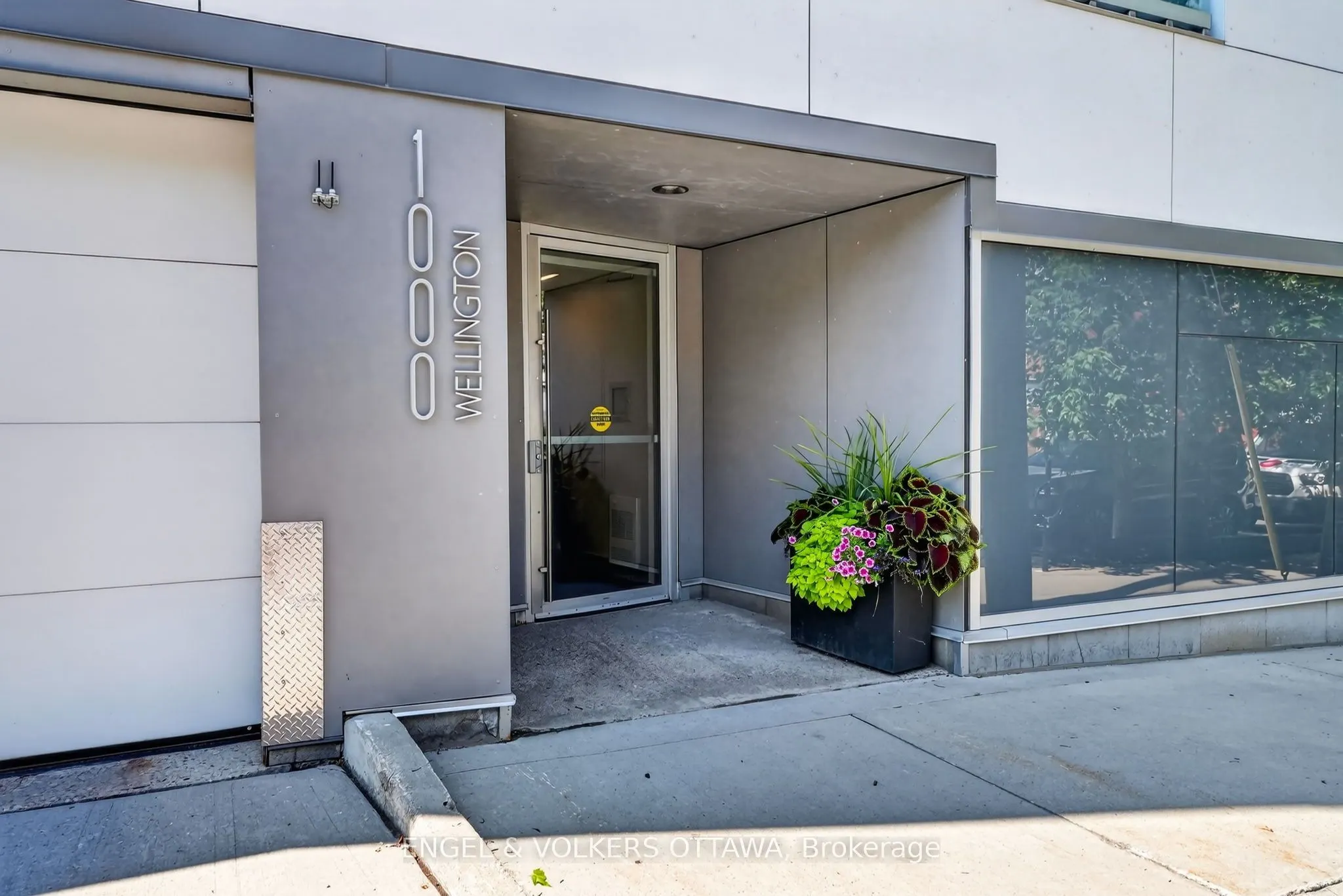 1000 Wellington Street W #403