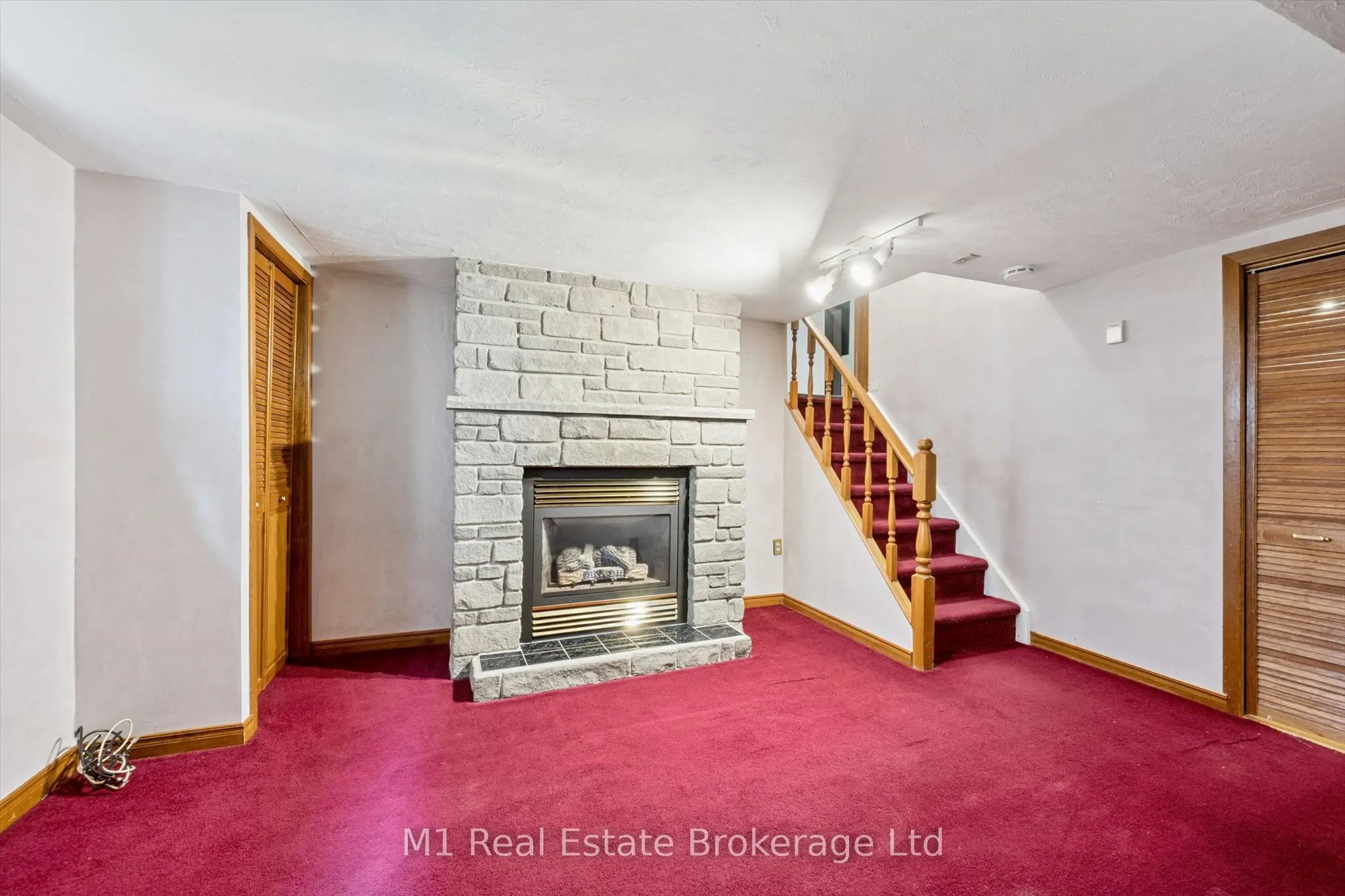 216 Parkside Drive E