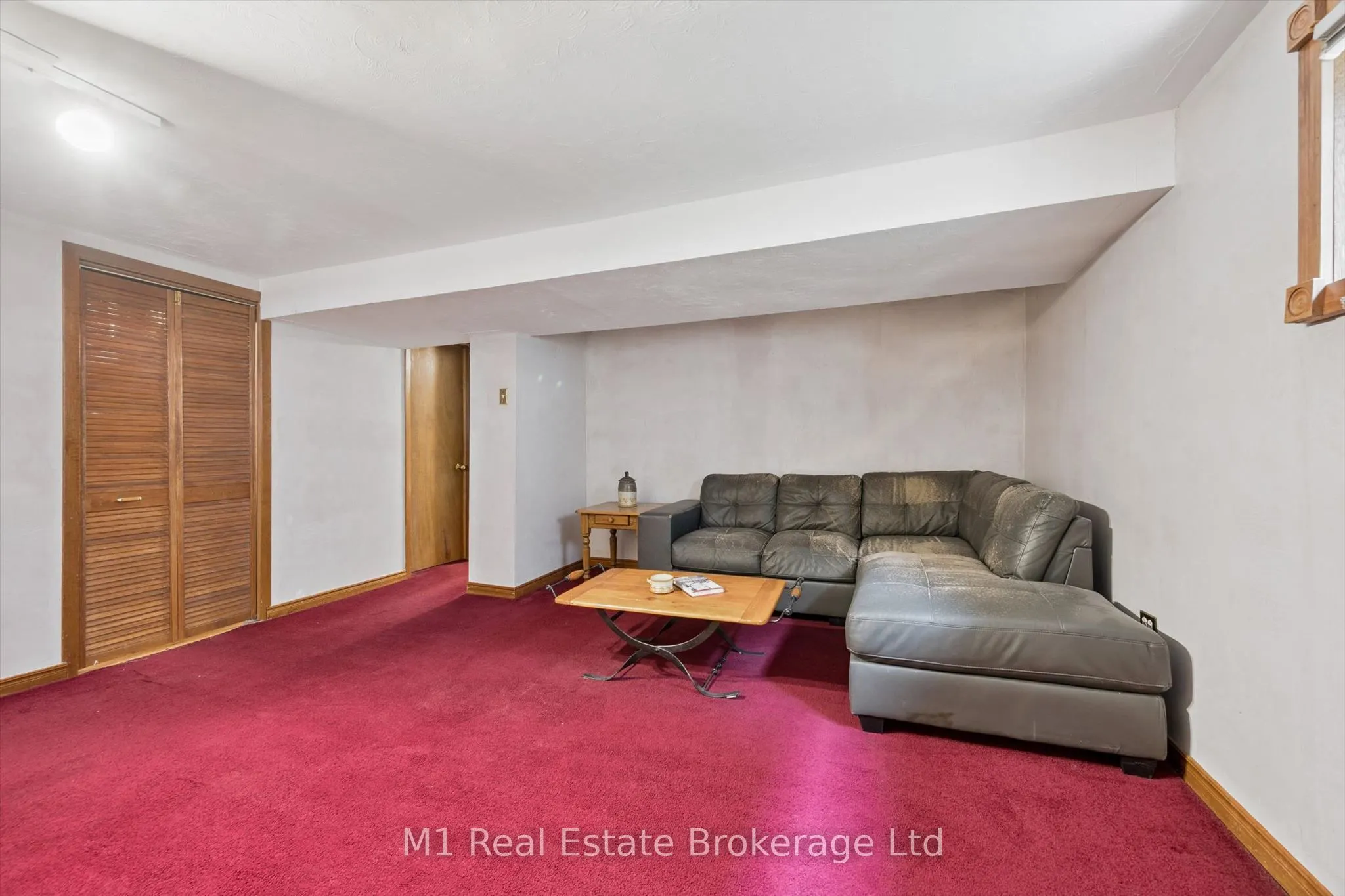 216 Parkside Drive E