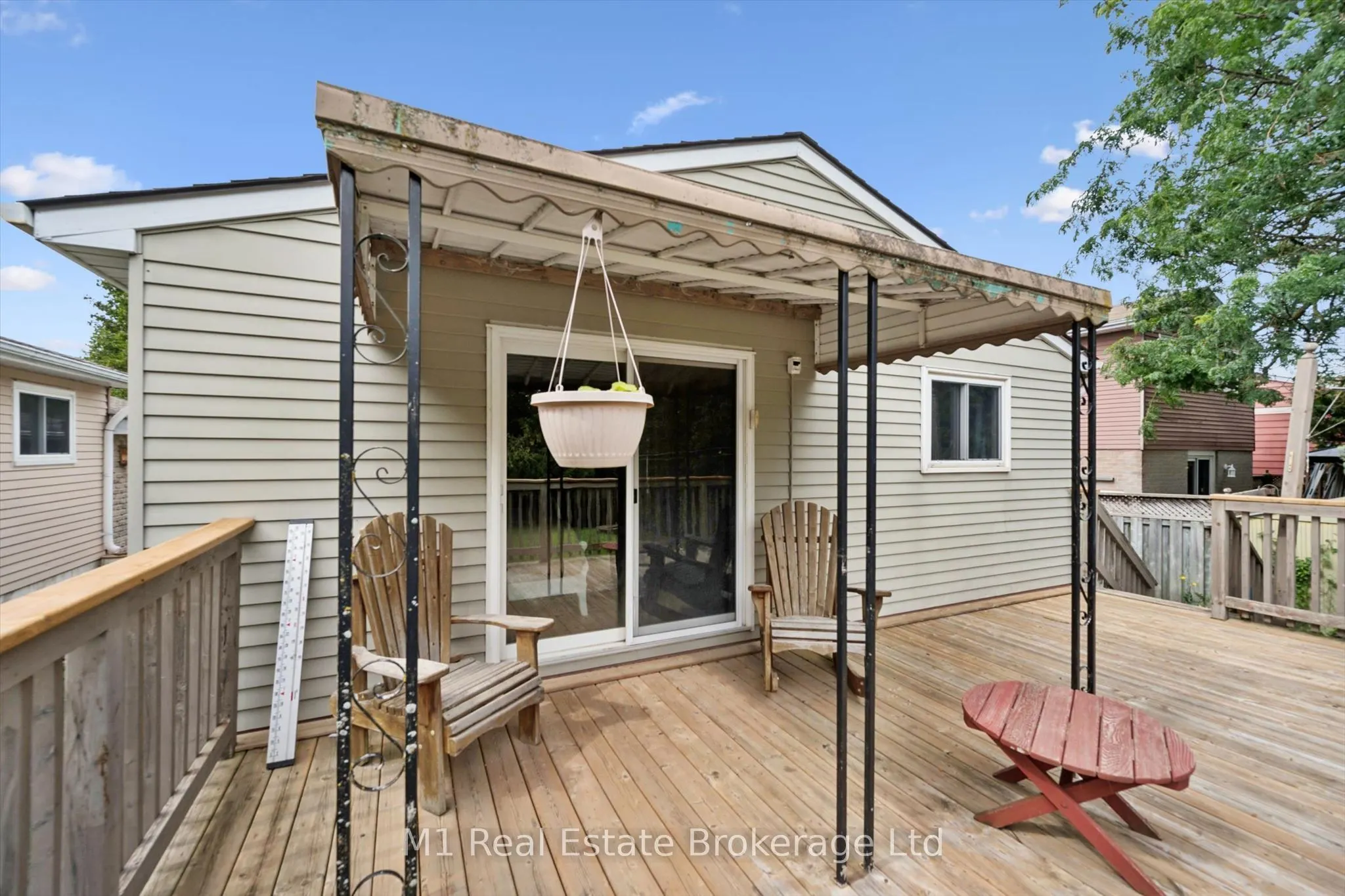 216 Parkside Drive E