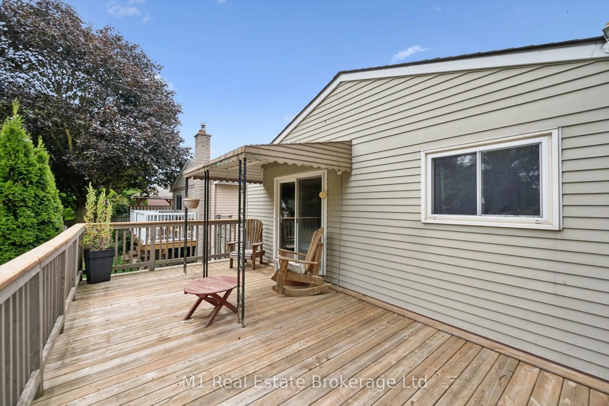 216 Parkside Drive E