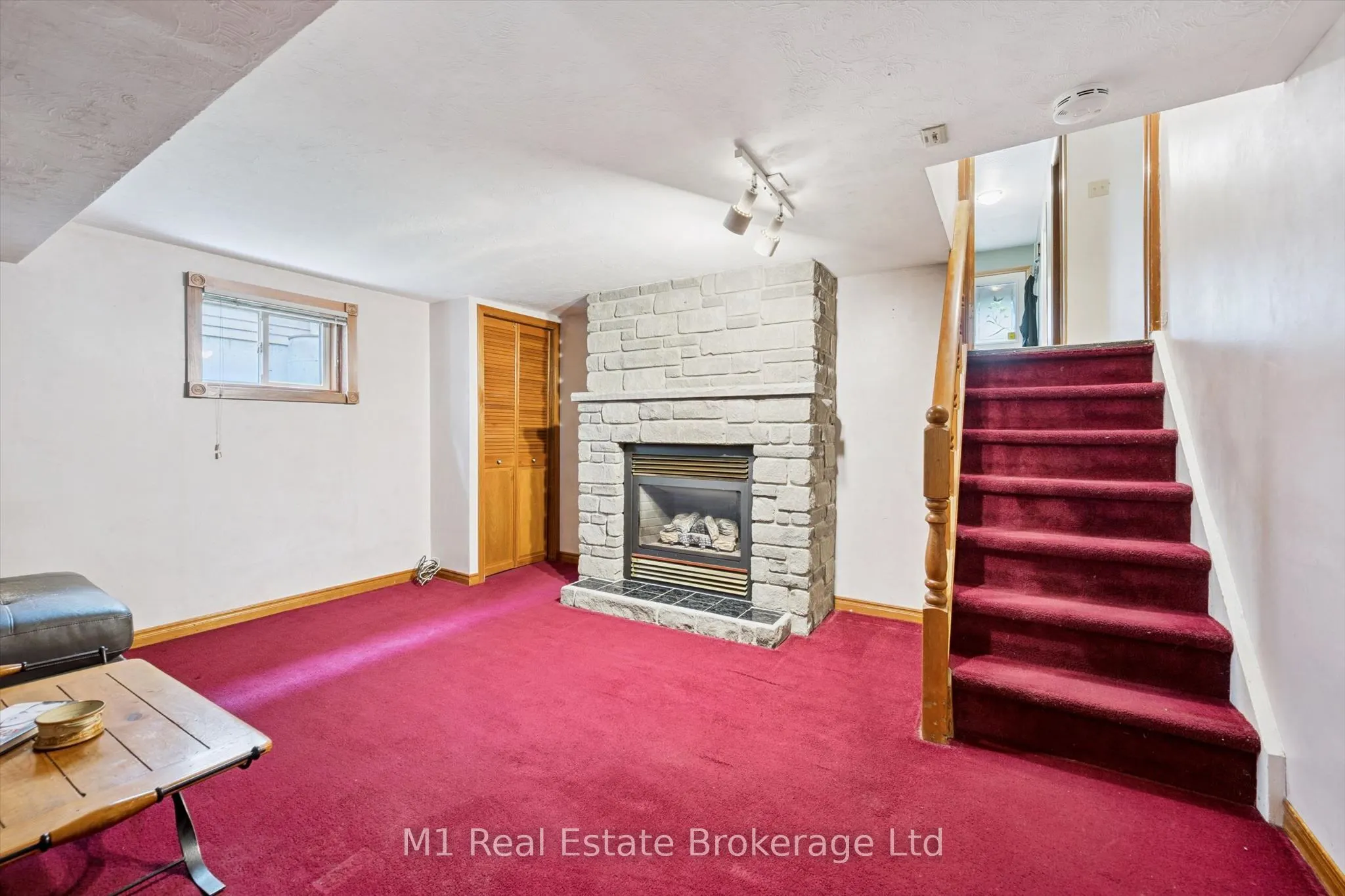 216 Parkside Drive E