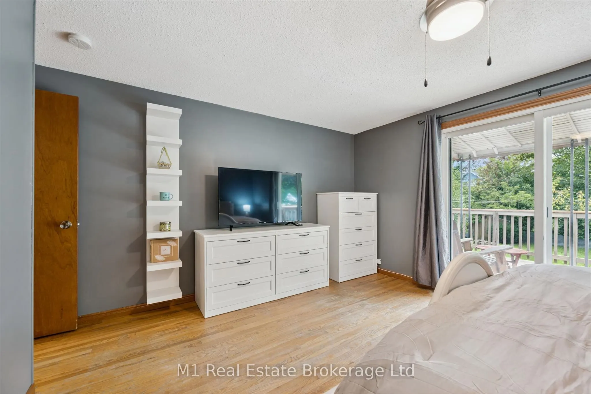 216 Parkside Drive E