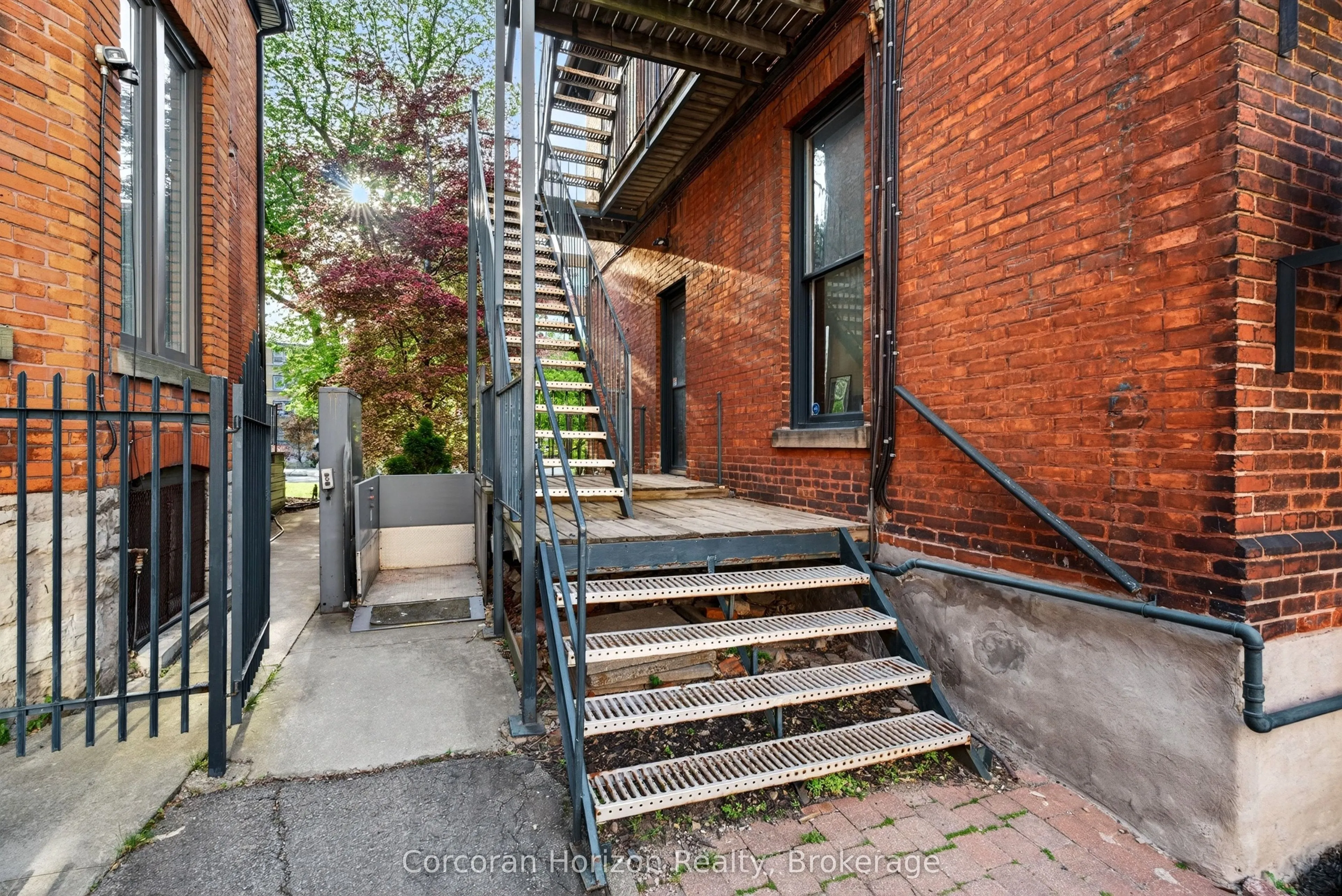 183 James Street S