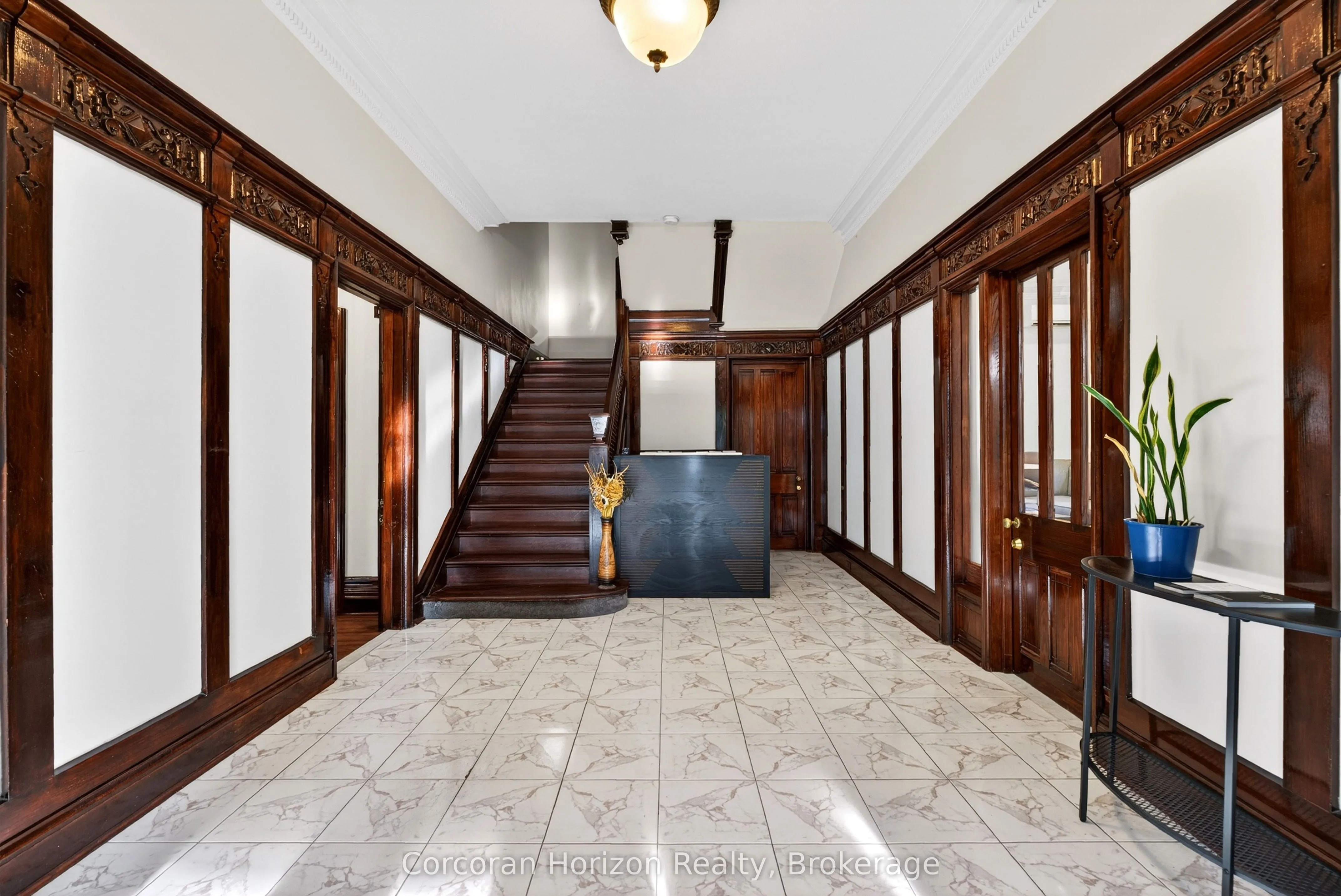 183 James Street S