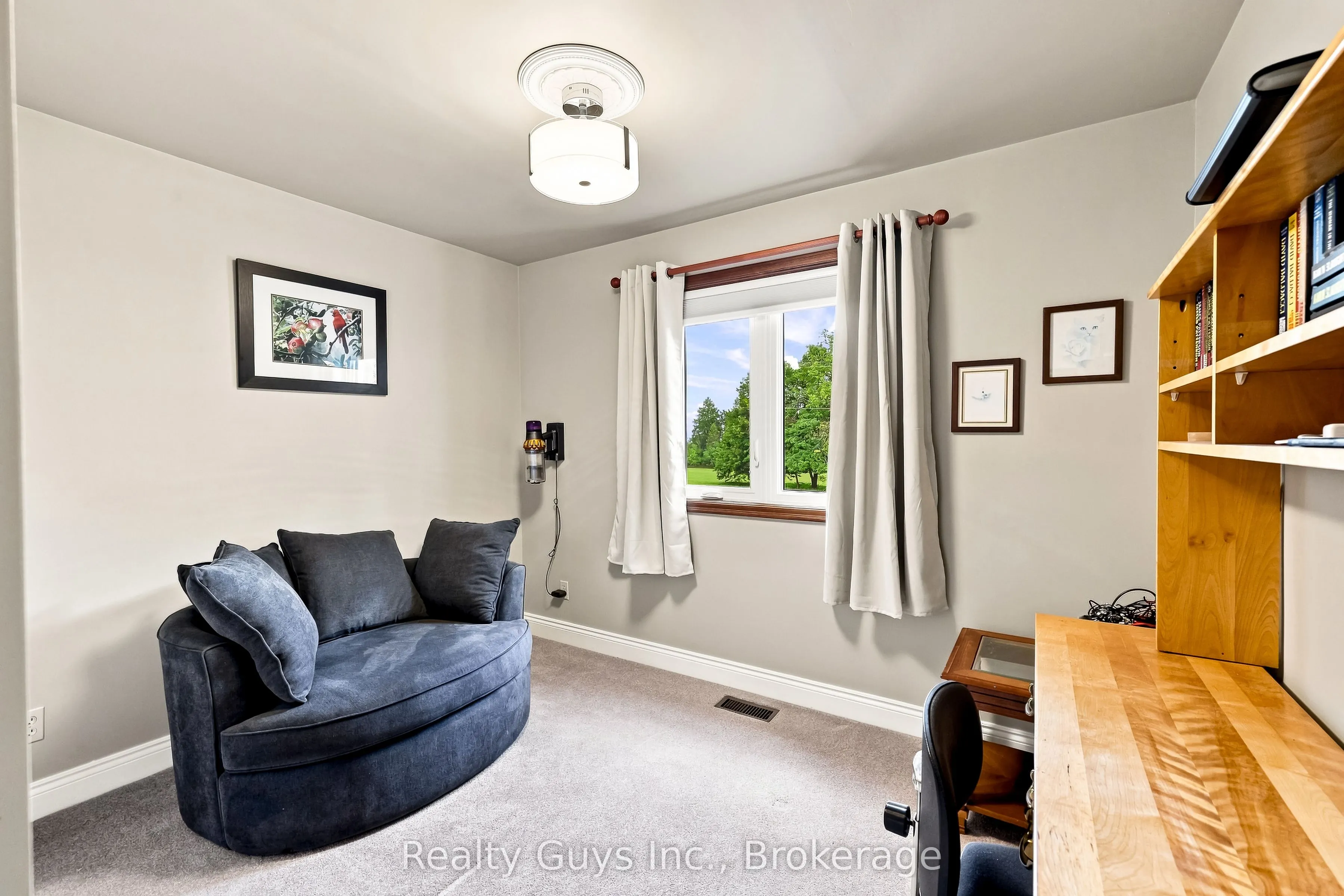 498 Ava Crescent