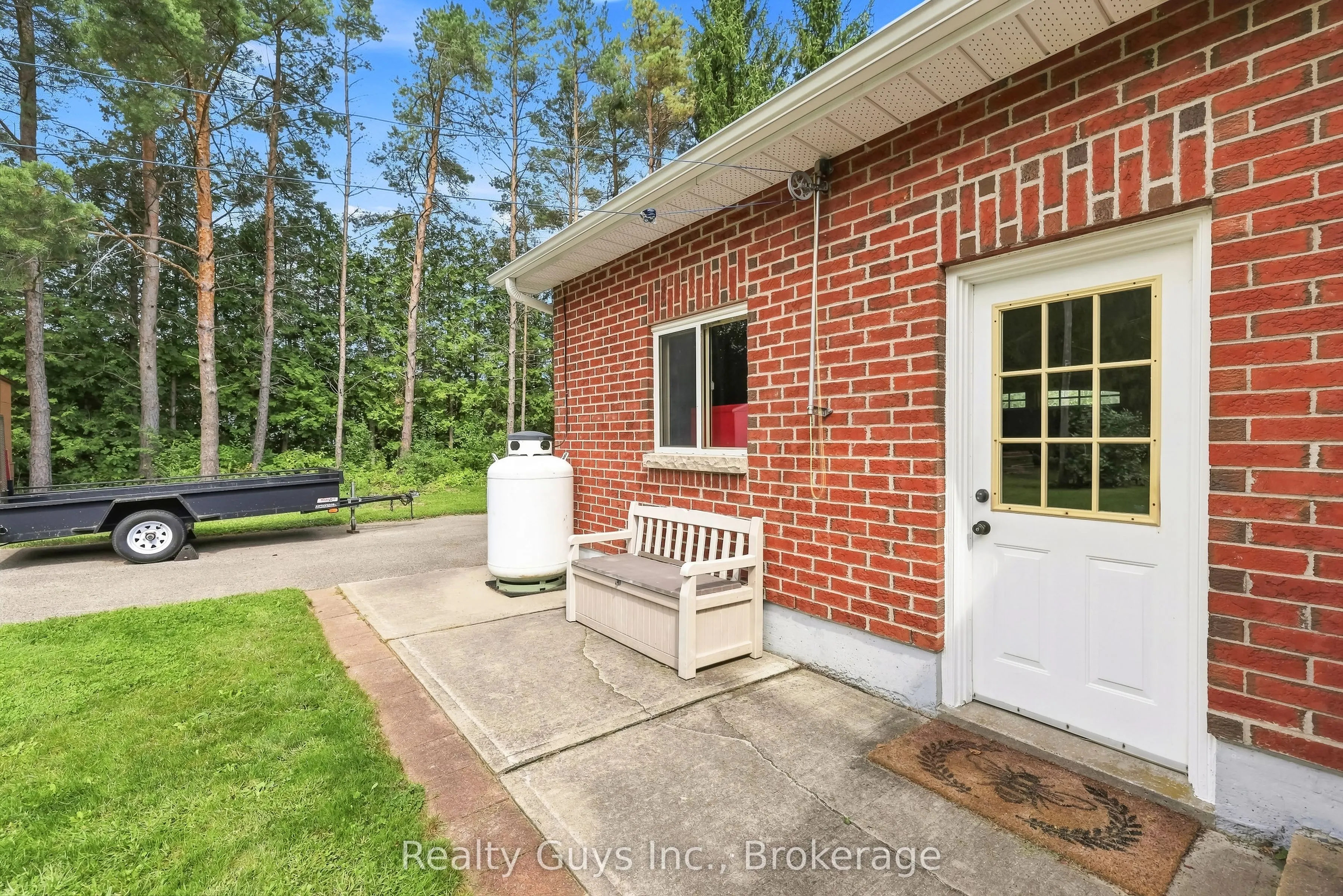 498 Ava Crescent