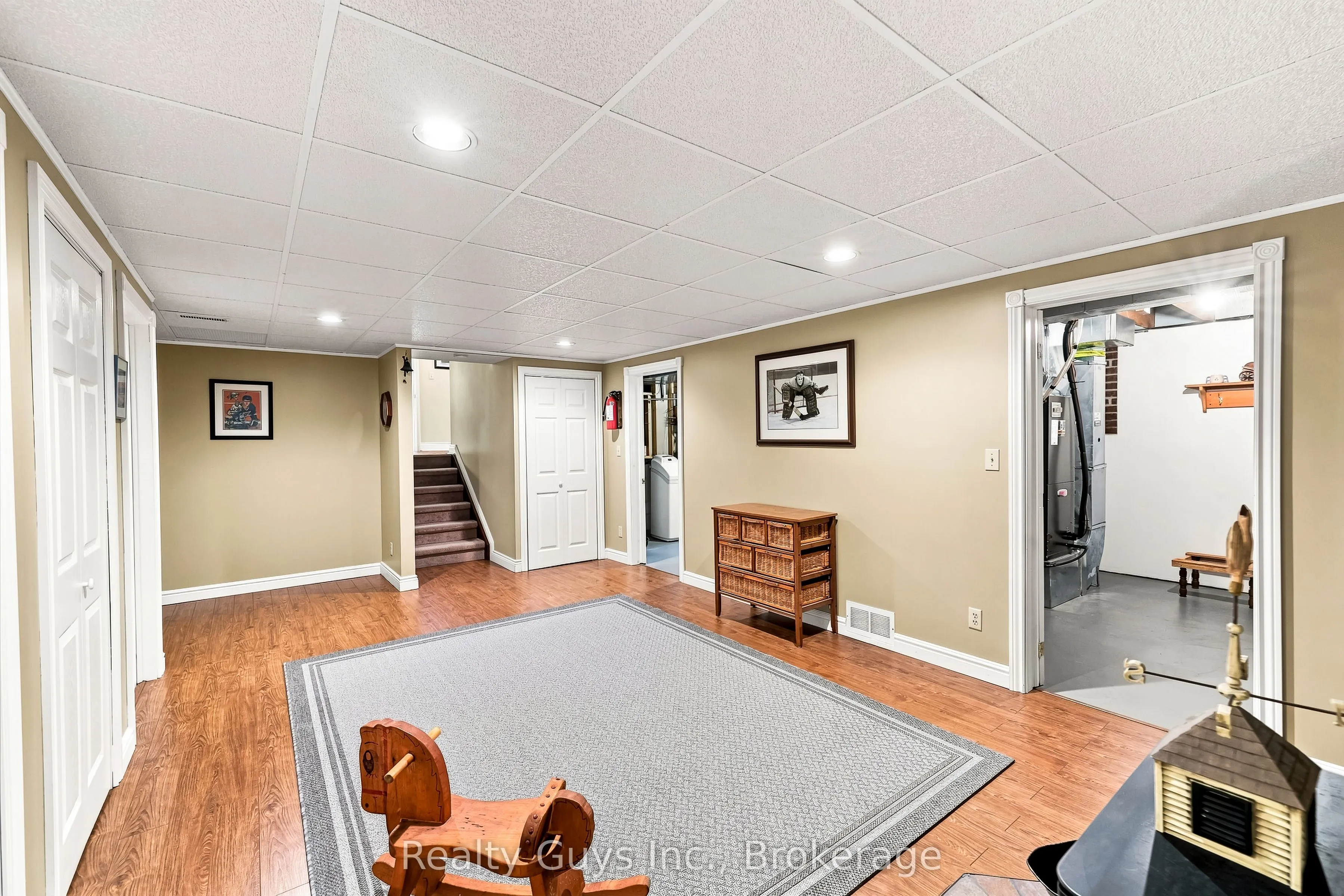 498 Ava Crescent