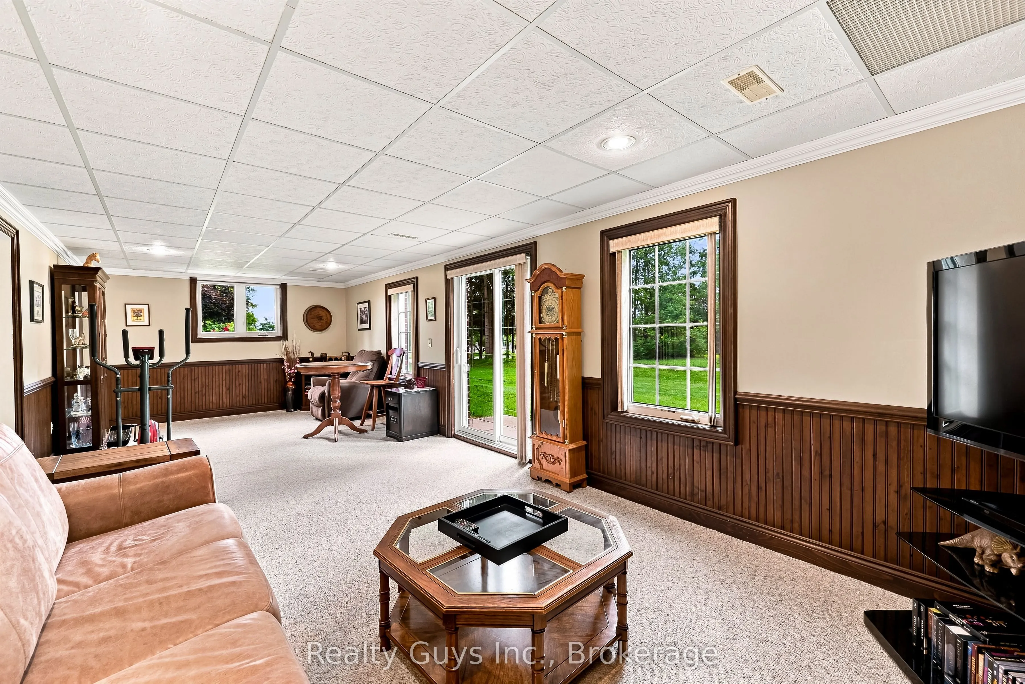 498 Ava Crescent