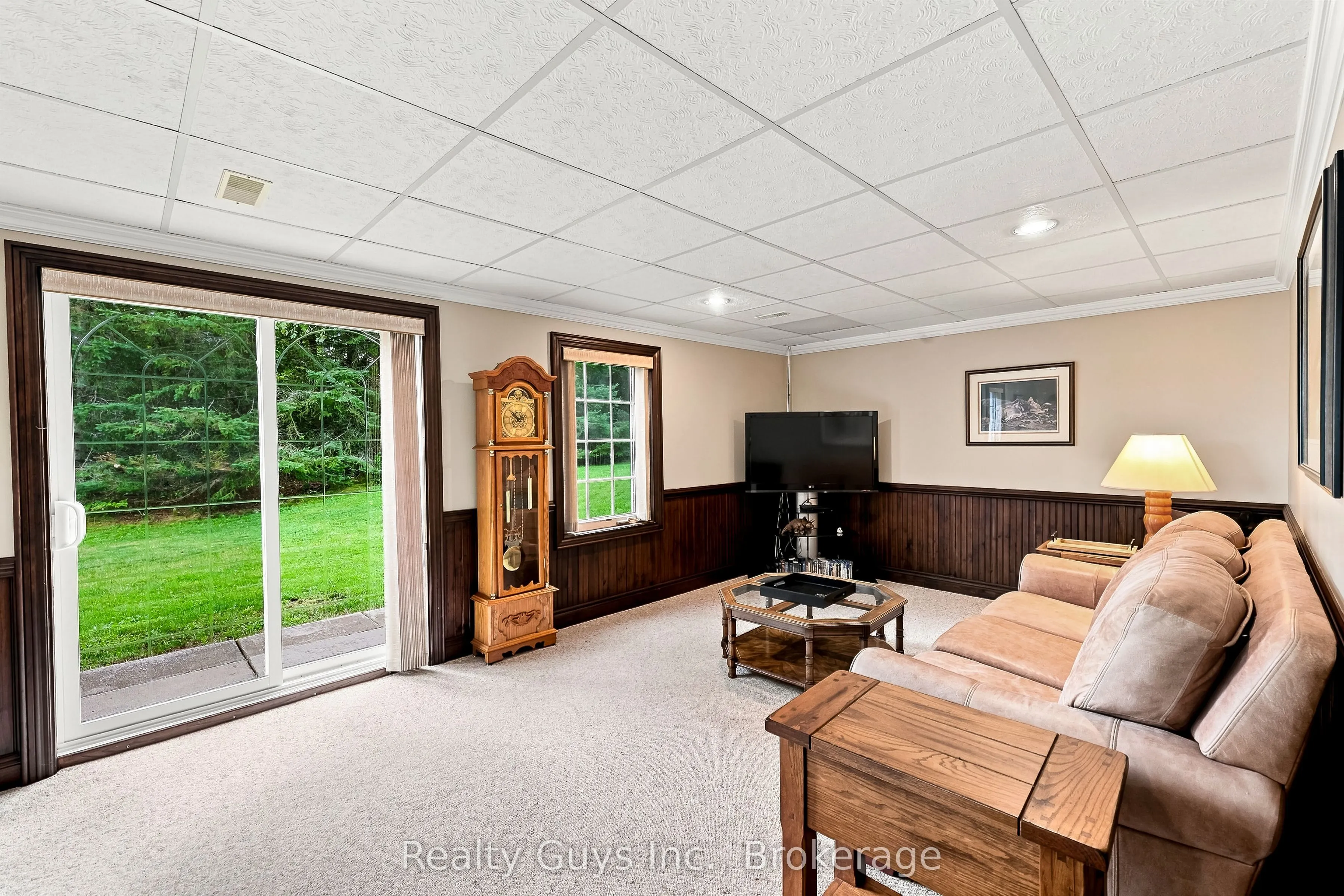 498 Ava Crescent